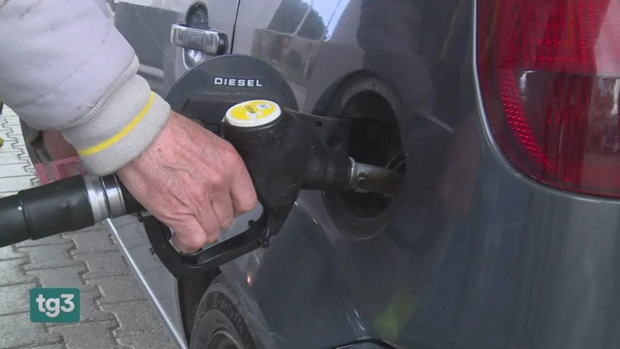 Caro energia: aumentano ancora gas e carburanti, il Governo proroga il taglio delle accise