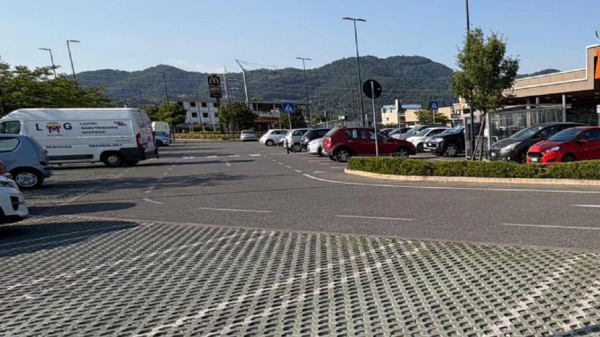 Uomo colpito al petto da una fiocina scagliata da un'auto in corsa. L'aggressore era un conoscente