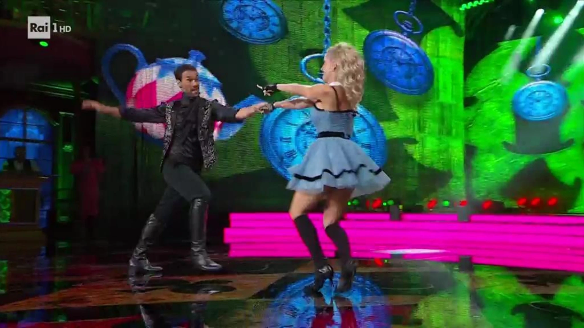 Ballando, il Jive boogie scatenato di Fognini nello scenario di Alice delle meraviglie