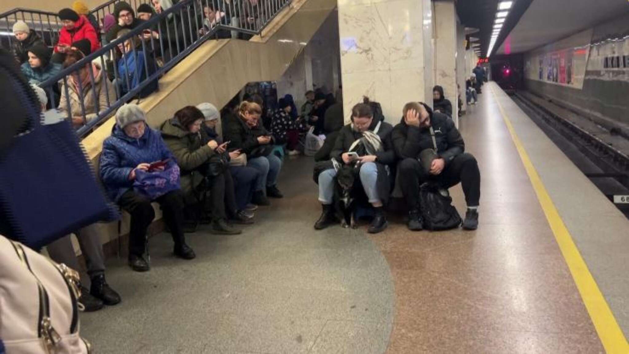 Residenti di Kiev affollano la metro sottoterra: 