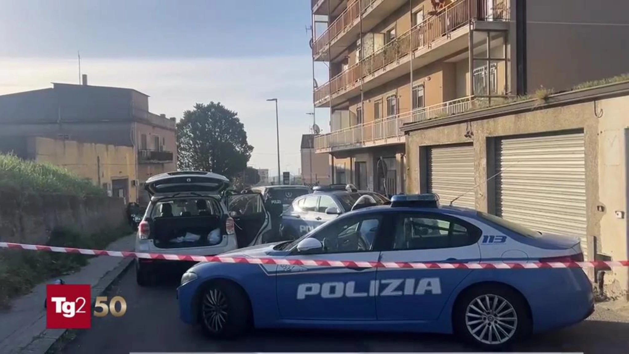 Catanzaro, si butta dal balcone con i figli: il racconto dei vicini