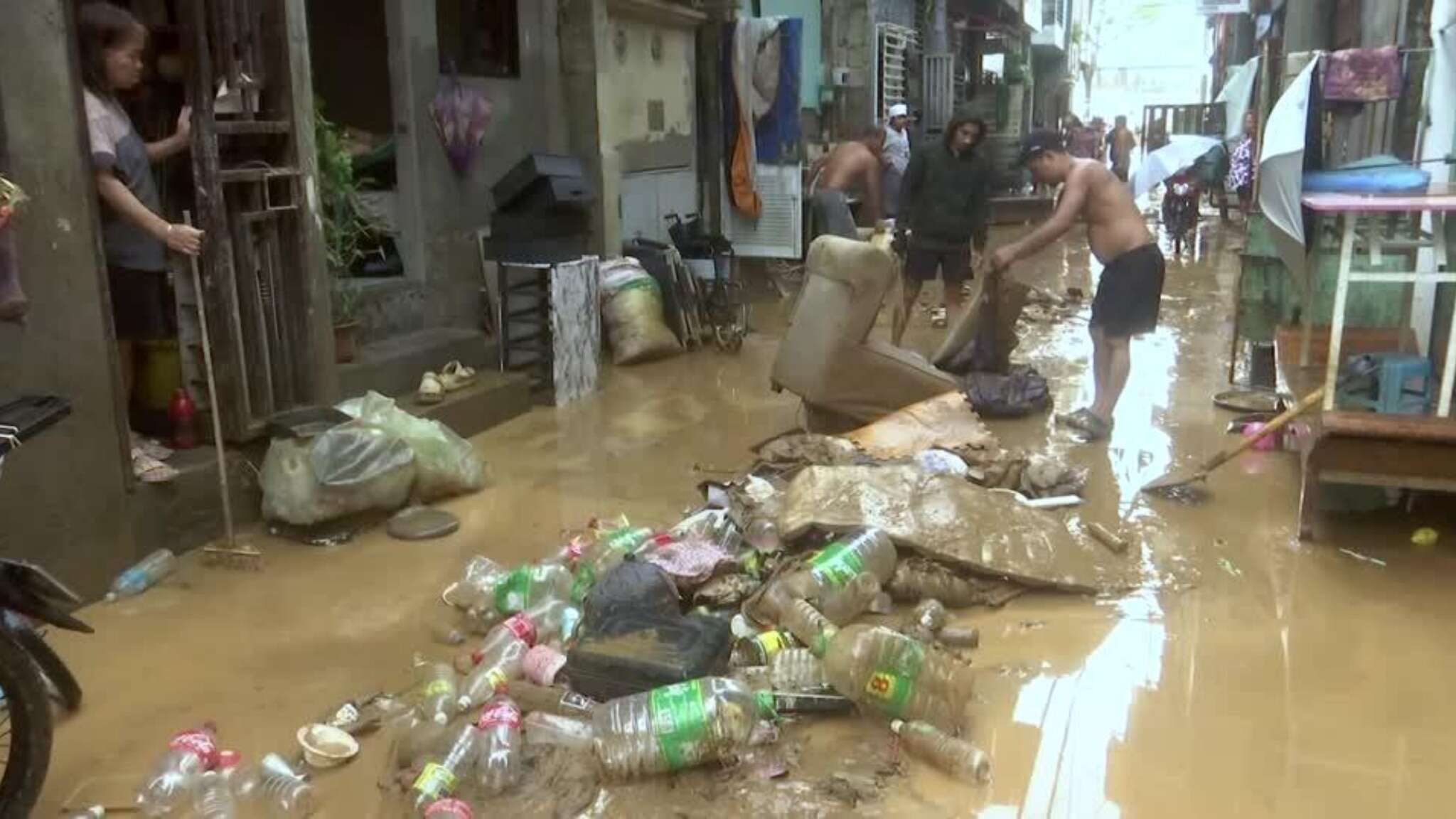 La città di Manila invasa dal fango e dall'acqua: tutto, o quasi, è da buttare 