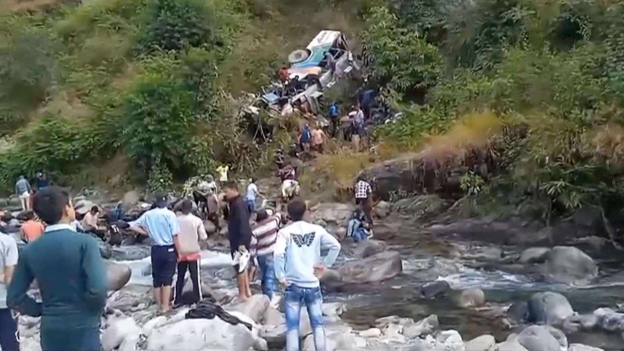 Bus cade in un burrone in India: i soccorritori organizzano una catena umana