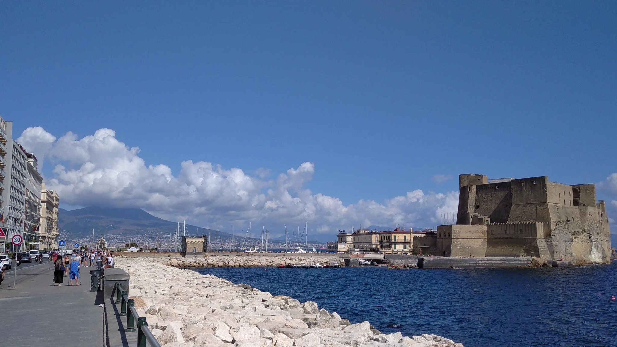 Napoli, cadavere di un uomo tra gli scogli del Lungomare