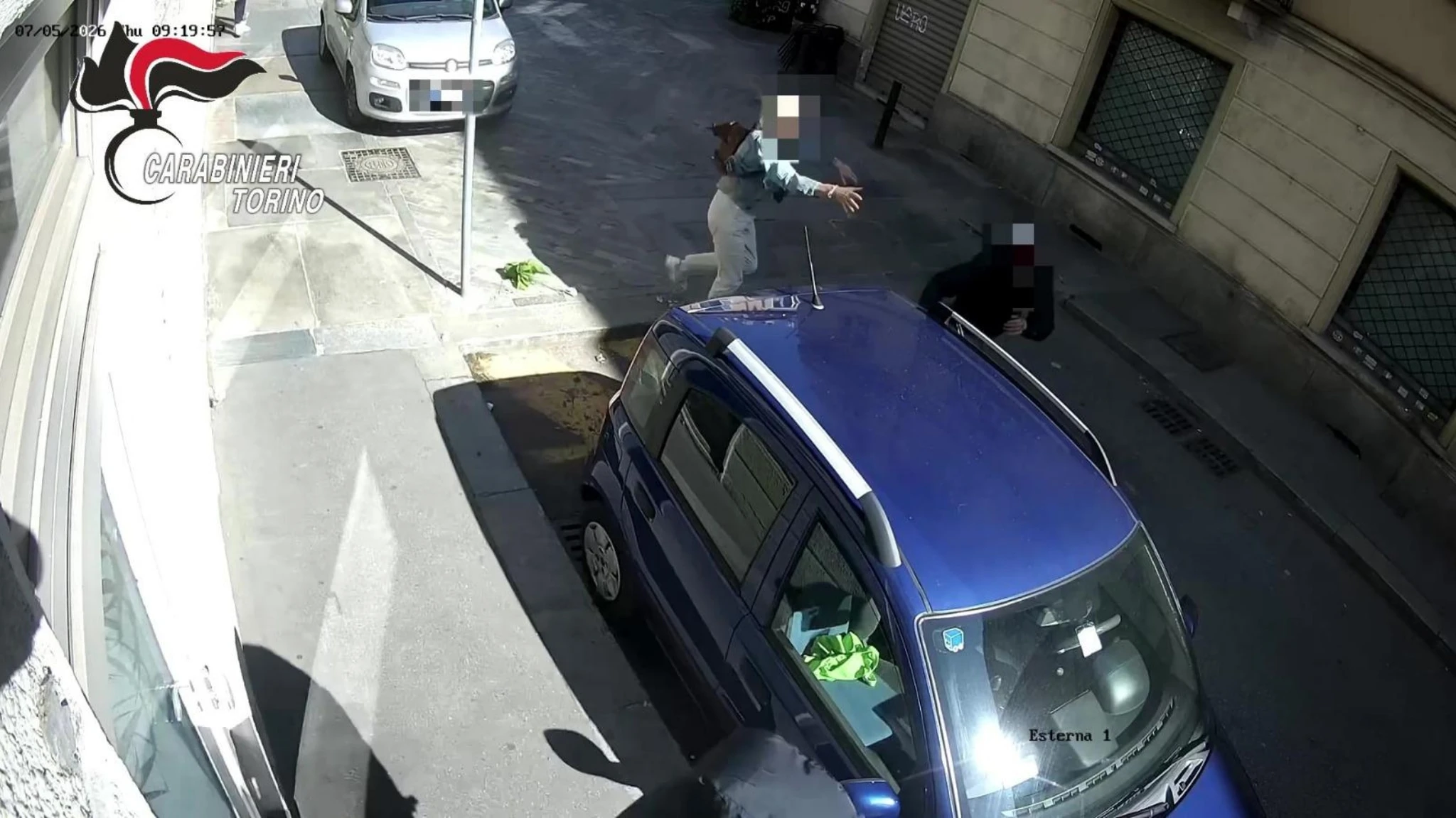 Torino, strappa la collanina ad una 73enne: la vittima lo rincorre e lo fa arrestare