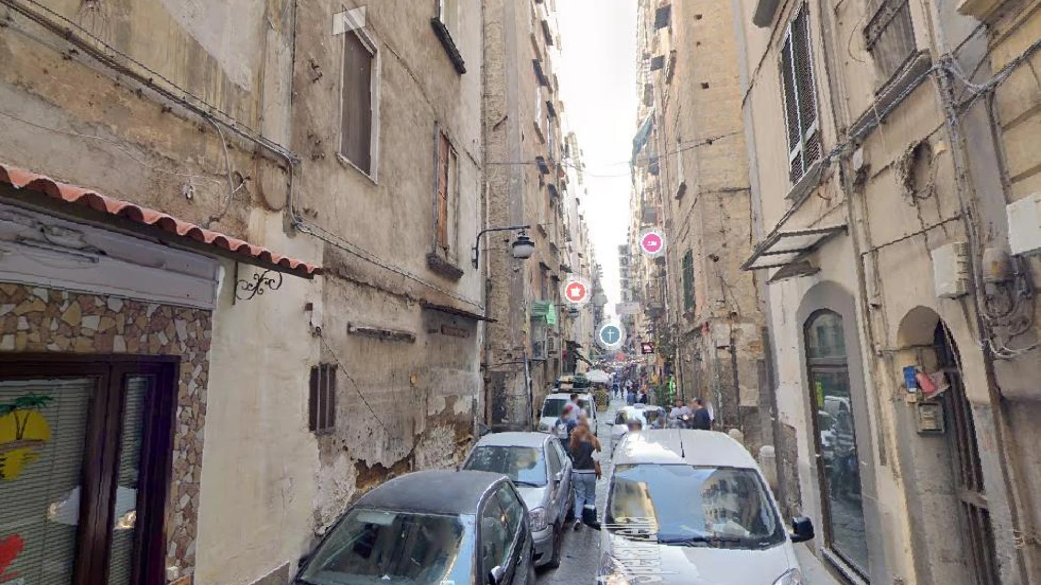 Prima lo rapina, poi rompe una bottiglia sulla testa del negoziante e fugge via. Catturato