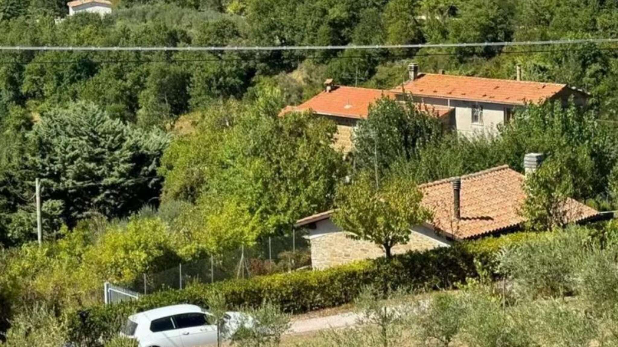 Perugia, tre corpi senza vita trovati in un casolare: ipotesi omicidio-suicidio