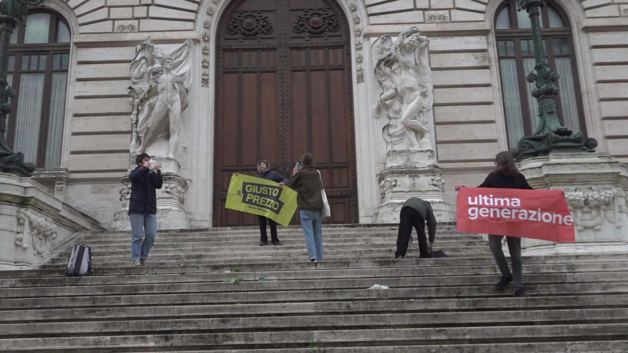 Frutta e verdura davanti al Parlamento, il blitz di Ultima Generazione contro il caro vita