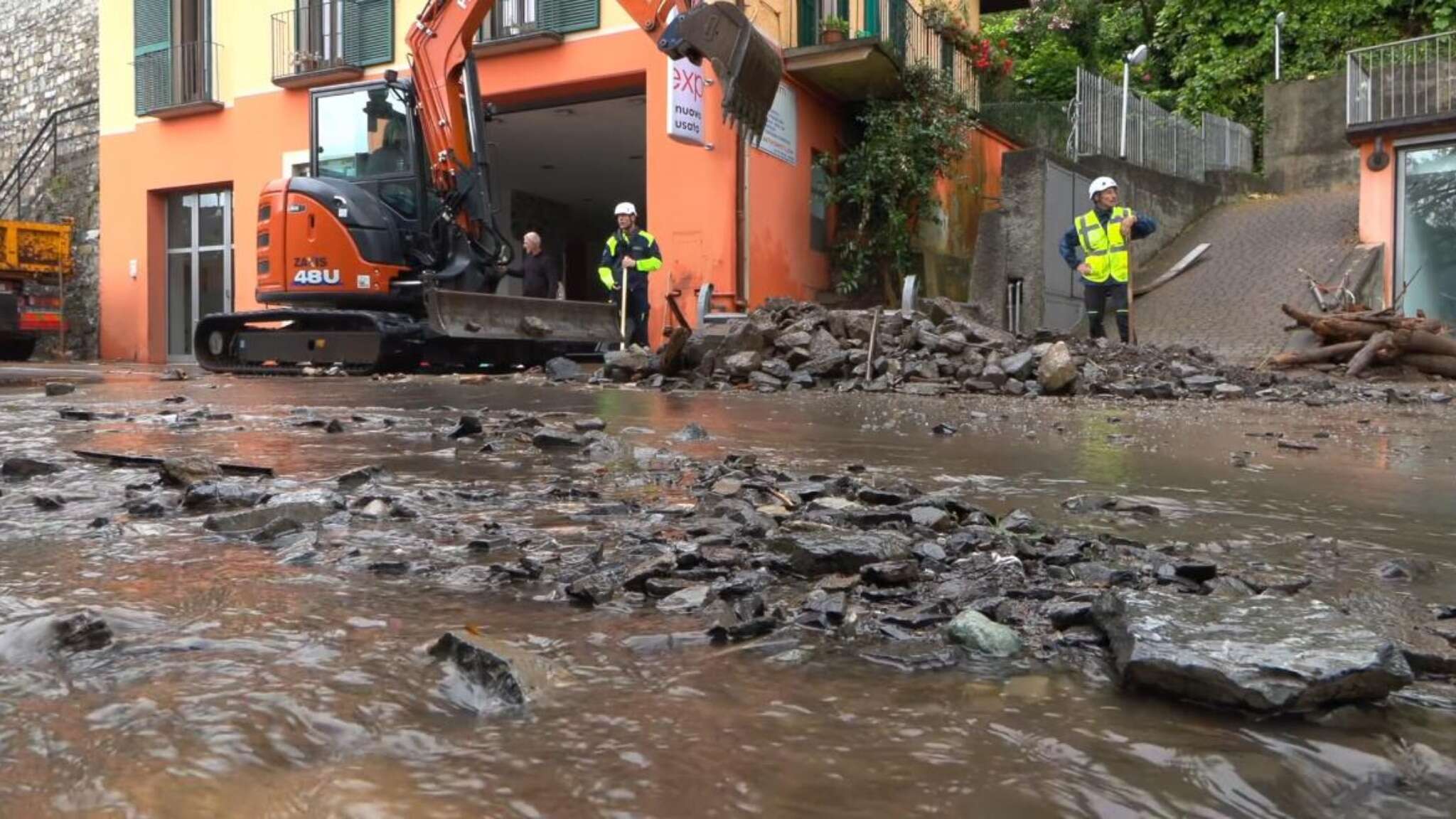 Colata d'acqua, fango e massi interrompe la Statale Regina ad Argegno