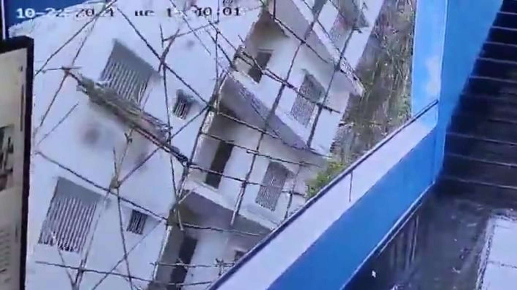 Un edificio di sette piani crolla nel sud dell’India, il momento del disastro ripreso in un video