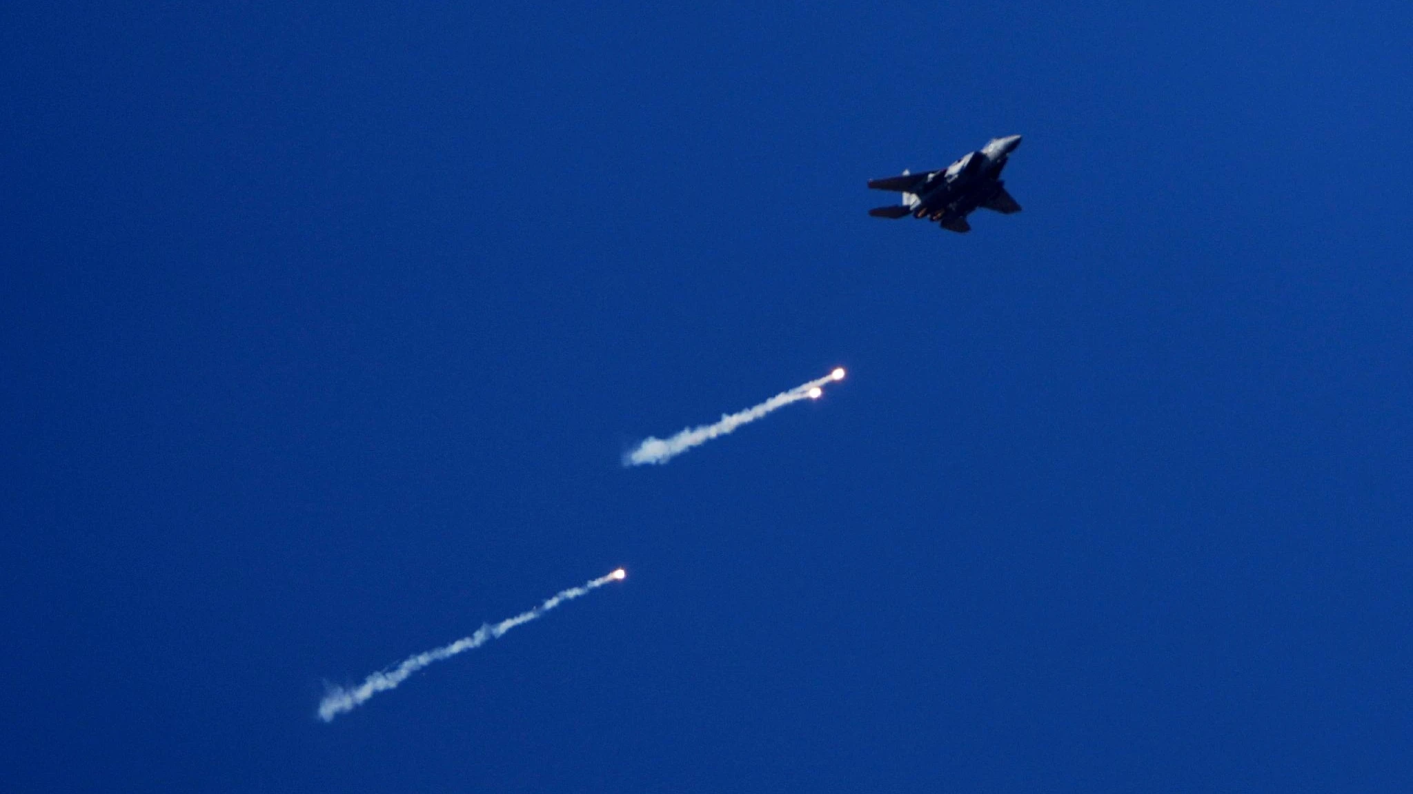 Bombe israeliane su Gaza, 106 morti in 24 ore. Tel Aviv minaccia l'Iran: 