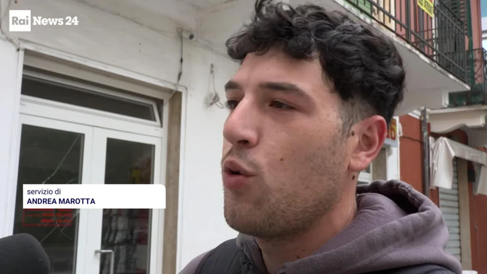 Pestato da un gruppo di giovani, sbatte la testa e muore