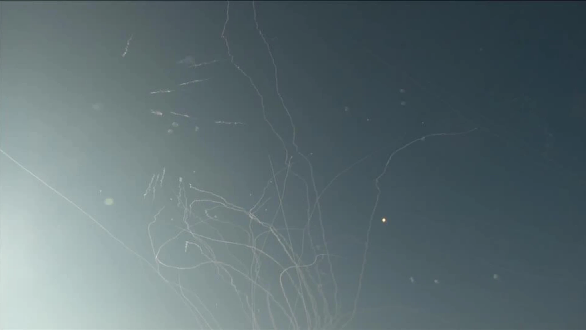 Scie di fumo ed esplosioni a Tel Aviv, suonano le sirene suonano