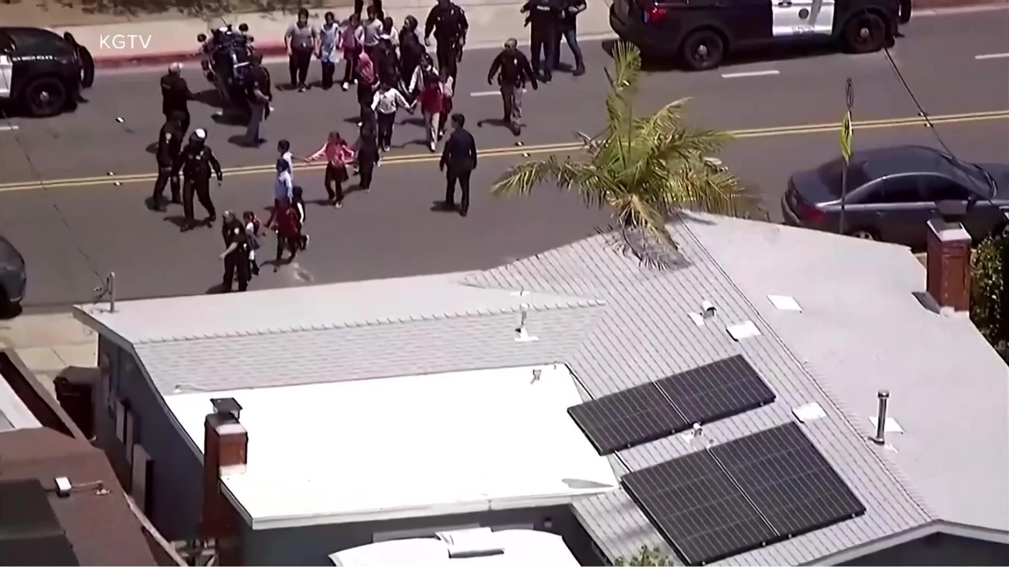 Gli spari nella moschea a San Diego, i bambini vengono fatti uscire dalla scuola scuola islamica