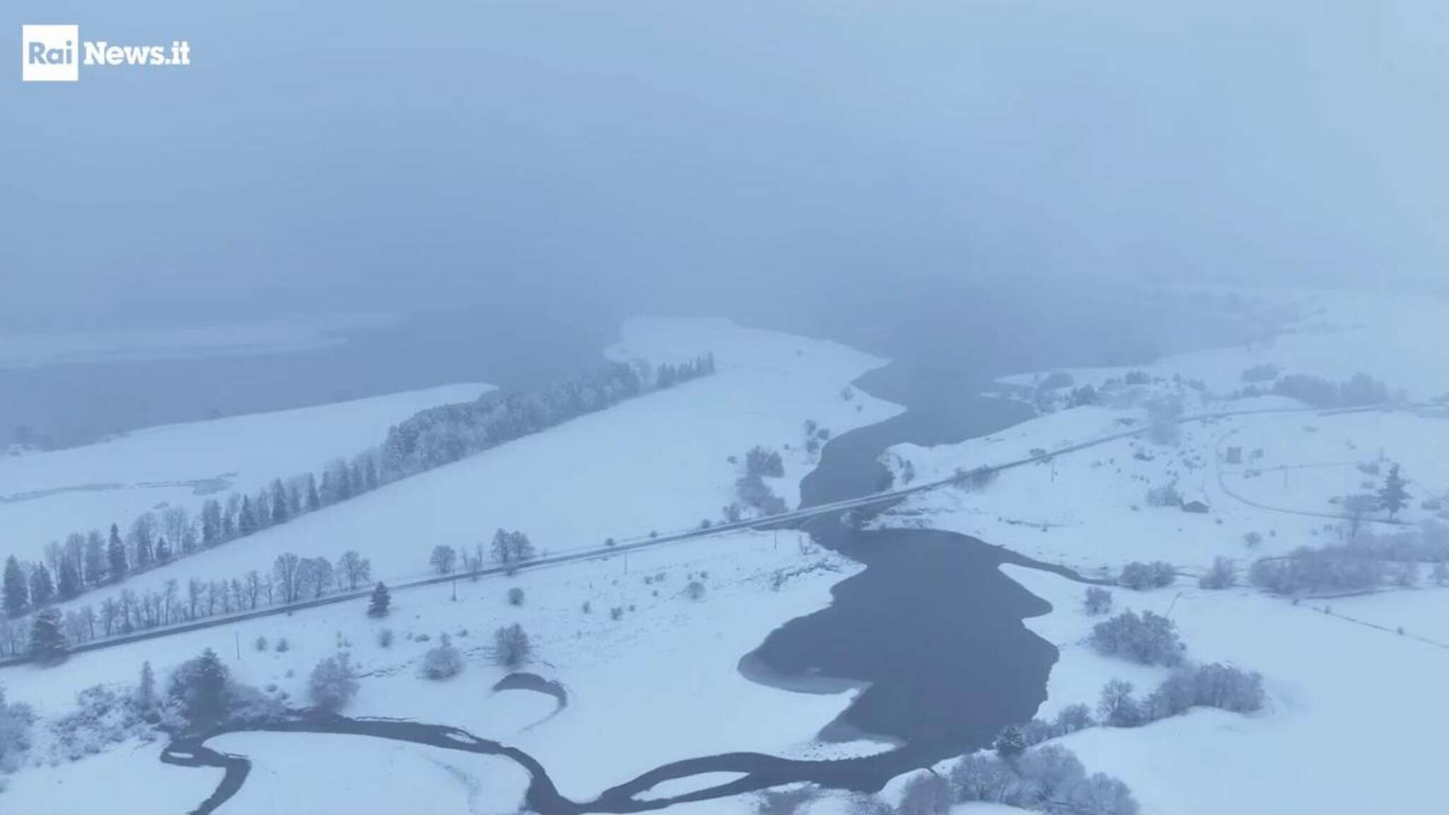 La distesa bianca è surreale: neve in Calabria, il lago Cecìta ripreso dal drone