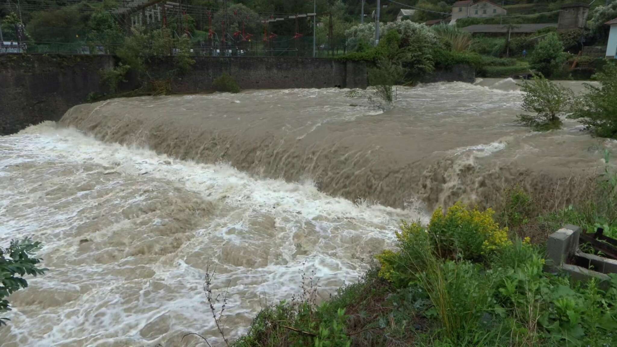 Ondata di maltempo al nord Italia: piogge torrenziali, a Milano esonda il Lambro, frane in Liguria