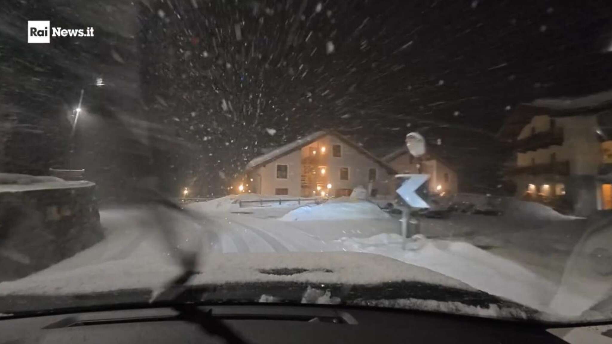 Camera car sotto la neve lungo la SR43 nella valle del Lys