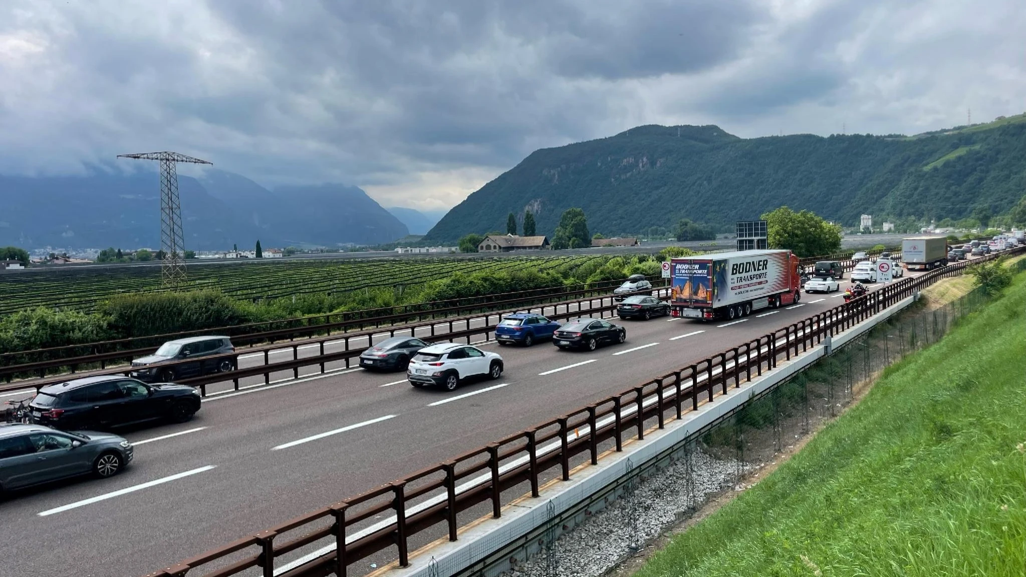 Brennero preso d'assalto prima del blocco a causa di una manifestazione, 14 km di coda in Austria