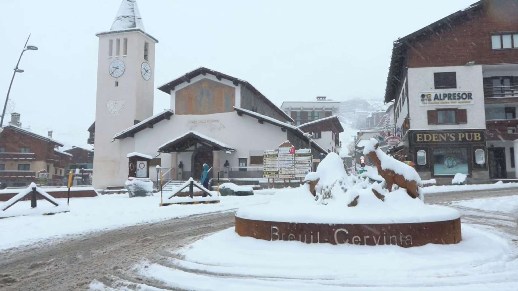 Arriva la neve sulle Alpi occidentali, imbiancata Cervinia