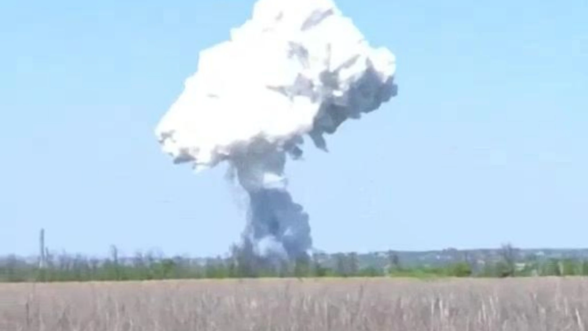 L'impressionante fungo bianco dell'esplosione della bomba pesante FAB-1500 russa