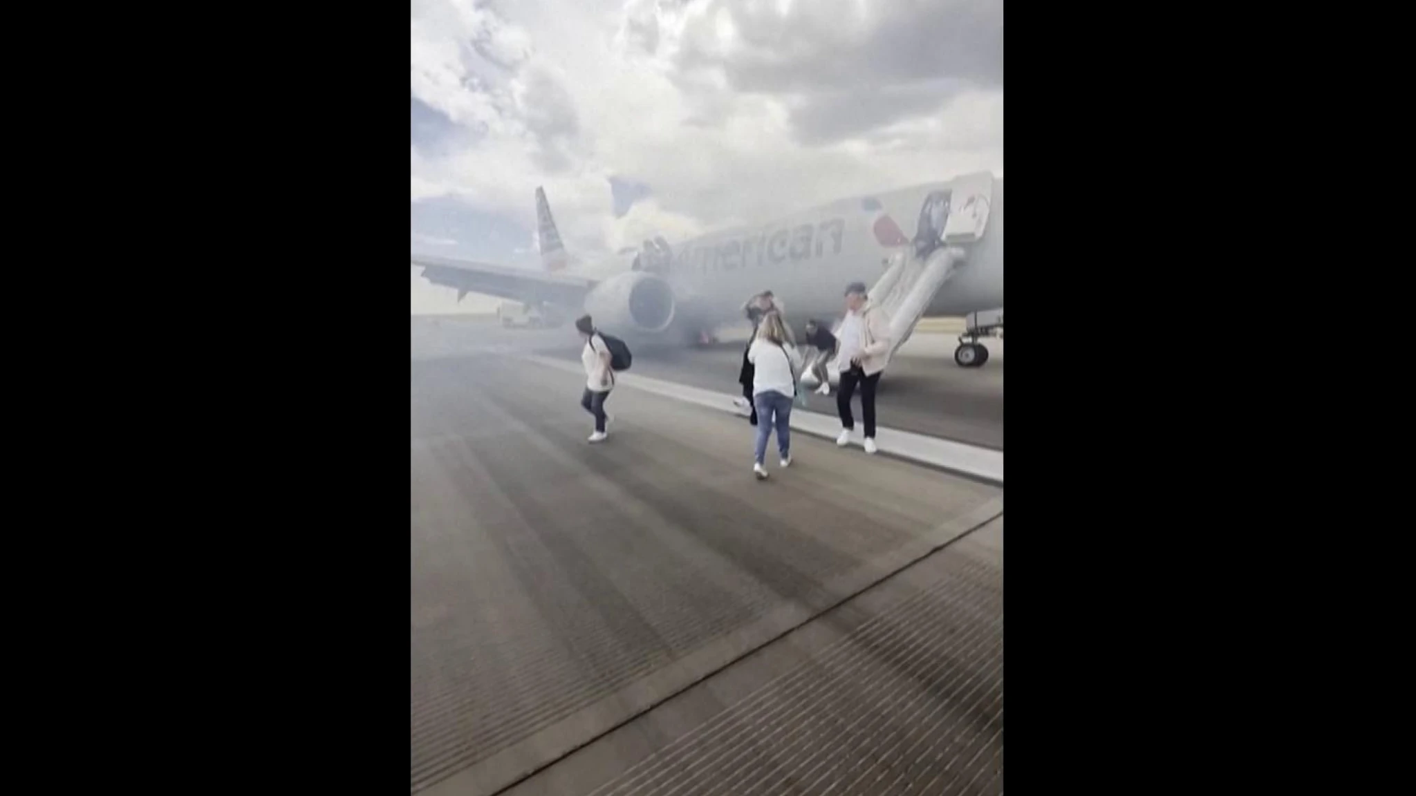 Aereo prende fuoco in pista a Denver: i passeggeri utilizzano gli scivoli di emergenza