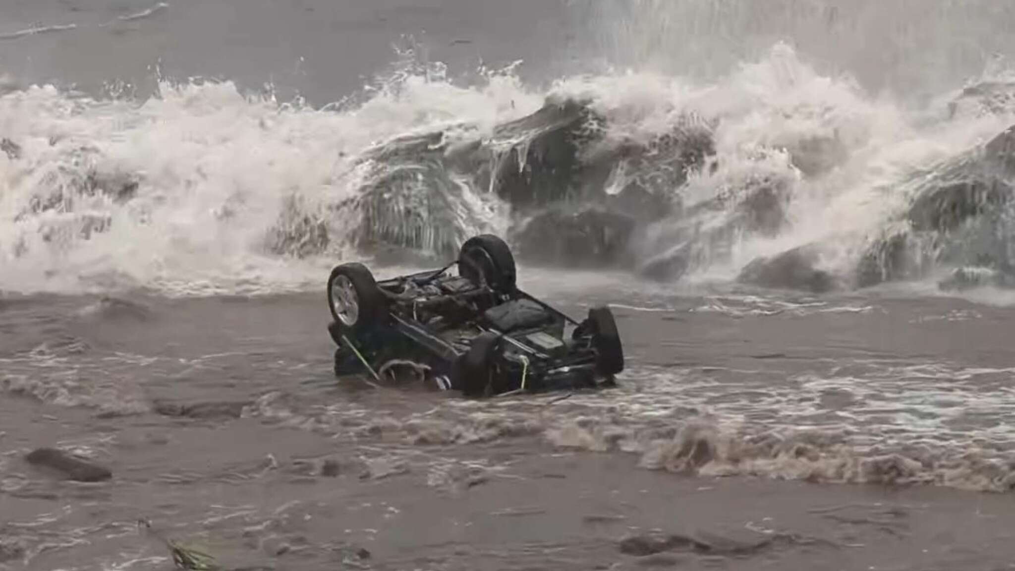 Auto trascinate in mare a Torre Archirafi: la devastazione dopo la bomba d'acqua - VIDEO