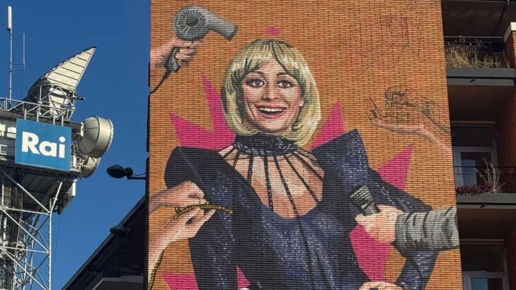 “Dietro la Tv“, il murale per Raffaella Carrà al Centro Rai di via Teulada