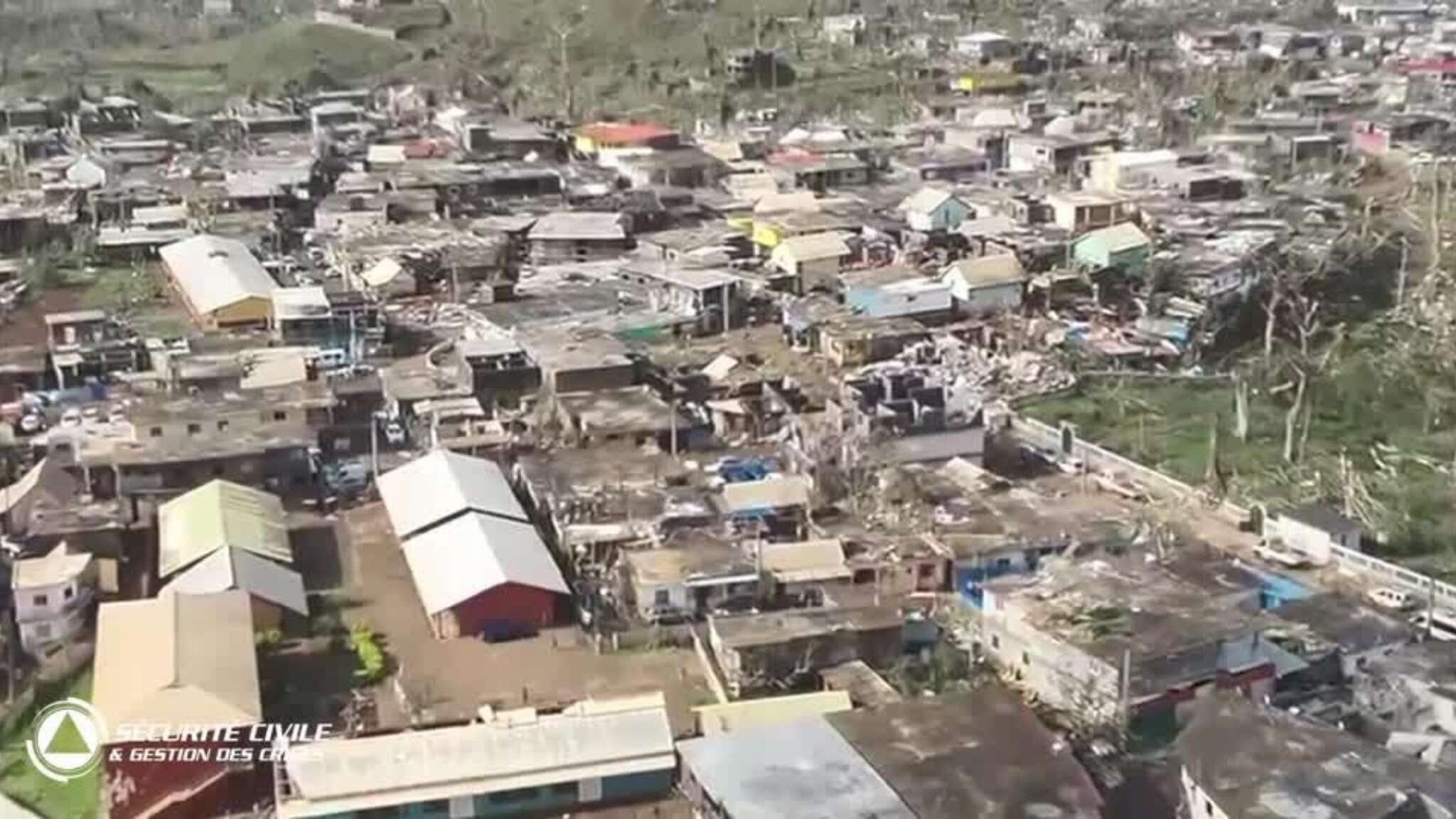 La devastazione a Mayotte vista dall’alto dopo il passaggio del peggior ciclone in 90 anni