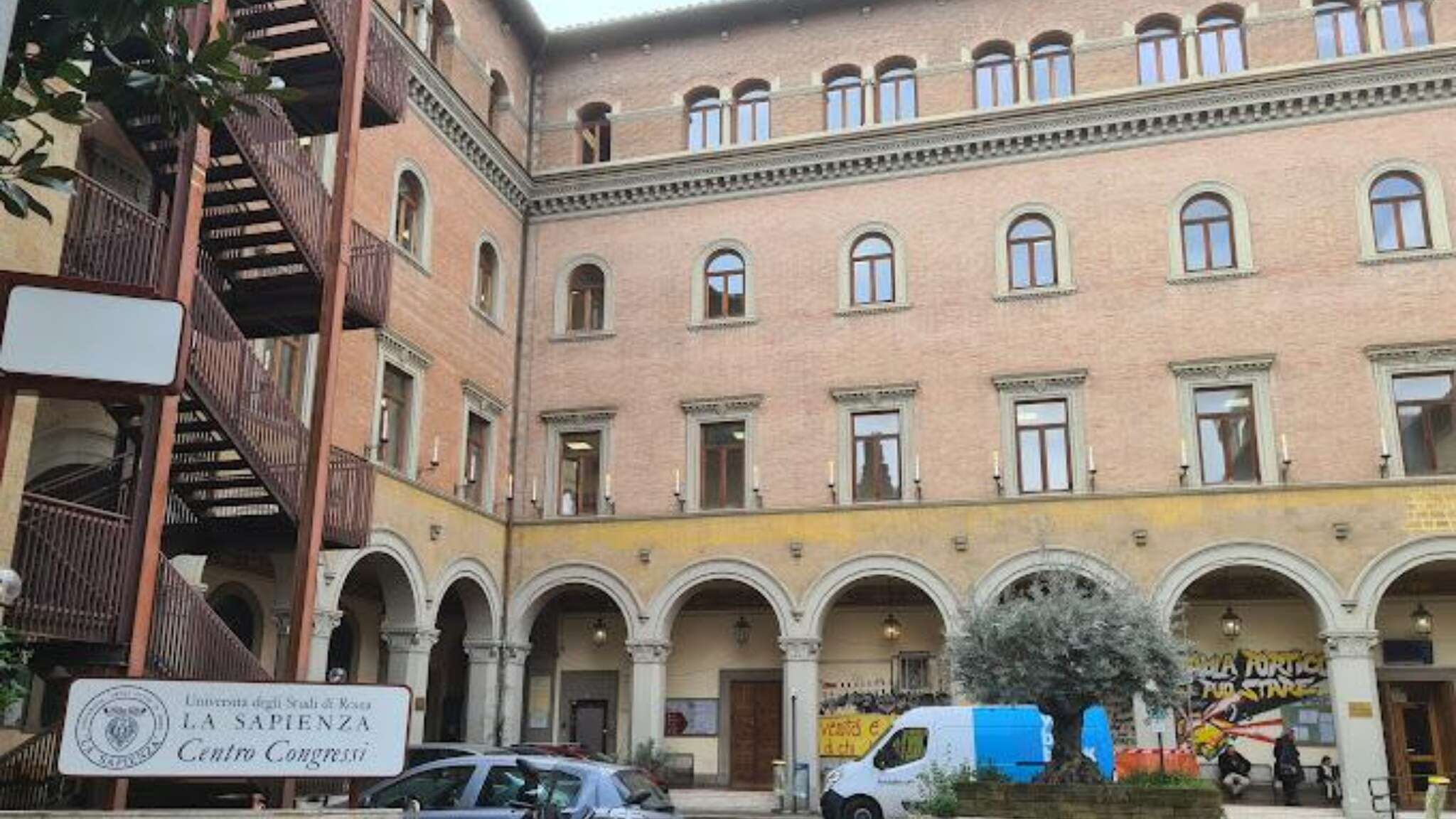 Occupata aula della facoltà di Scienze politiche della Sapienza, dentro circa trecento studenti 