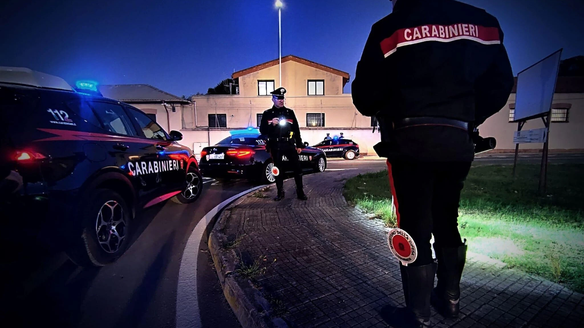 Precipita dal terzo piano nel Cagliaritano, trovata morta nel cortile di casa. Aveva 66 anni
