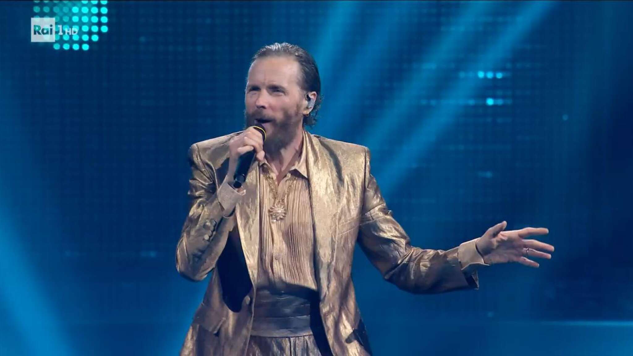 Sanremo 2024, il ciclone: l'energia di Jovanotti straborda sul palco e infiamma la città