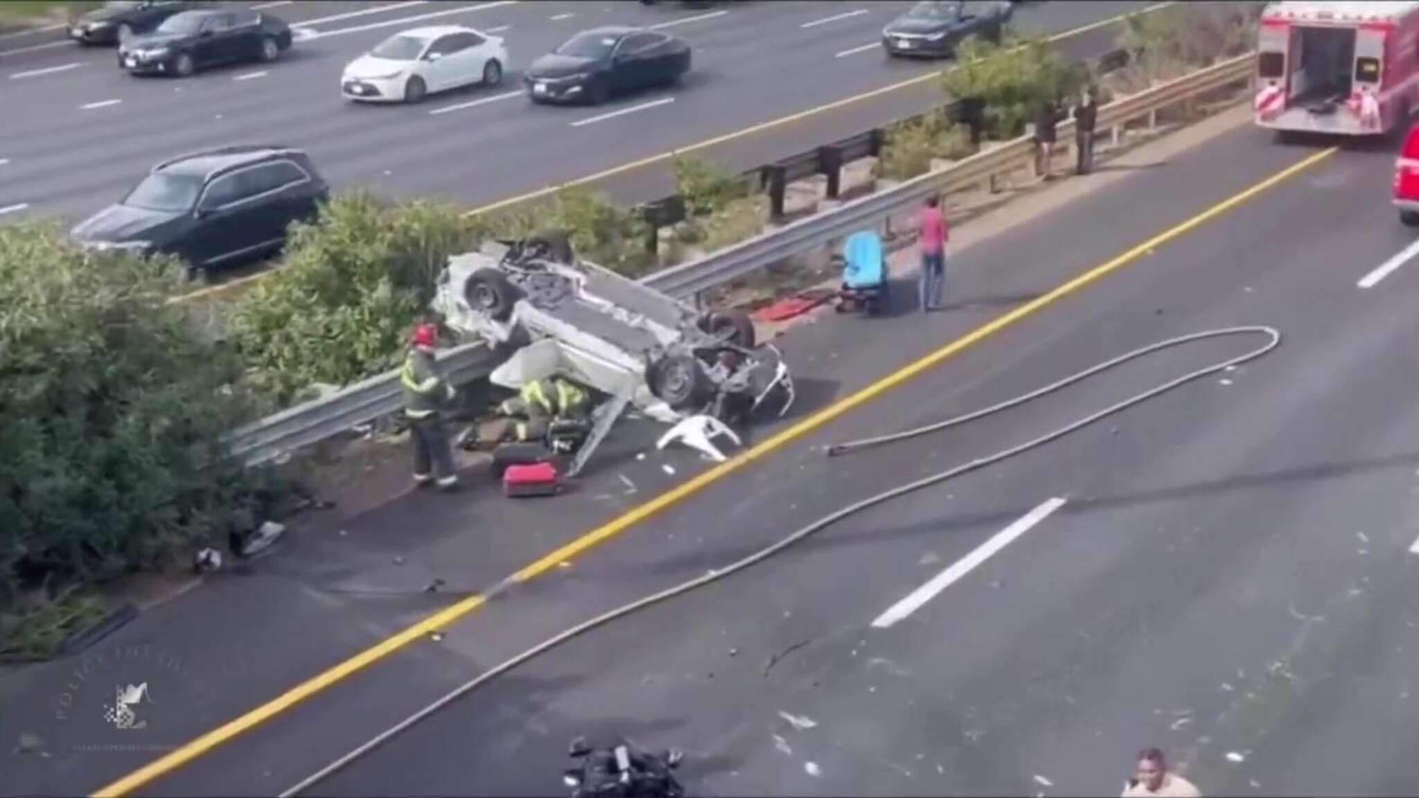 Impressionante incidente stradale a Sacramento, auto vola giù dal cavalcavia e si schianta: illesi