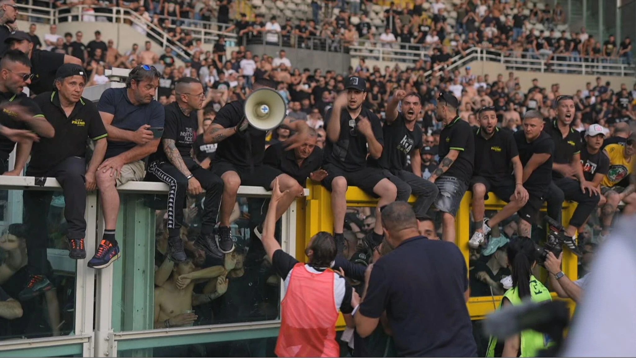 Scontri e caos al derby di Torino, un tifoso grave in ospedale. Gli ultrà ricattano la partita