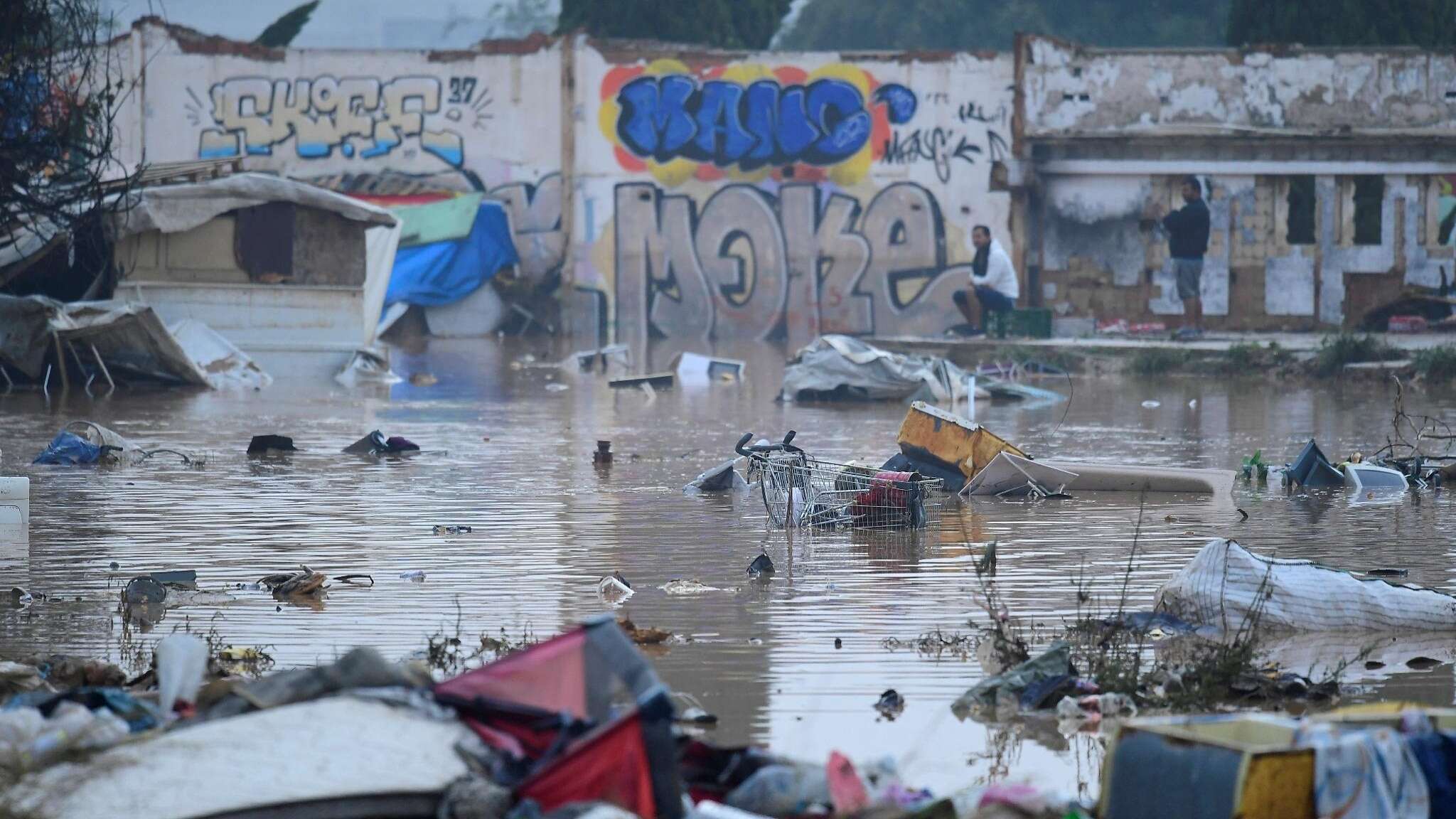 Inondazioni a Valencia, 51 morti, le strade come fiumi: arriva l'esercito. Aumentano i dispersi