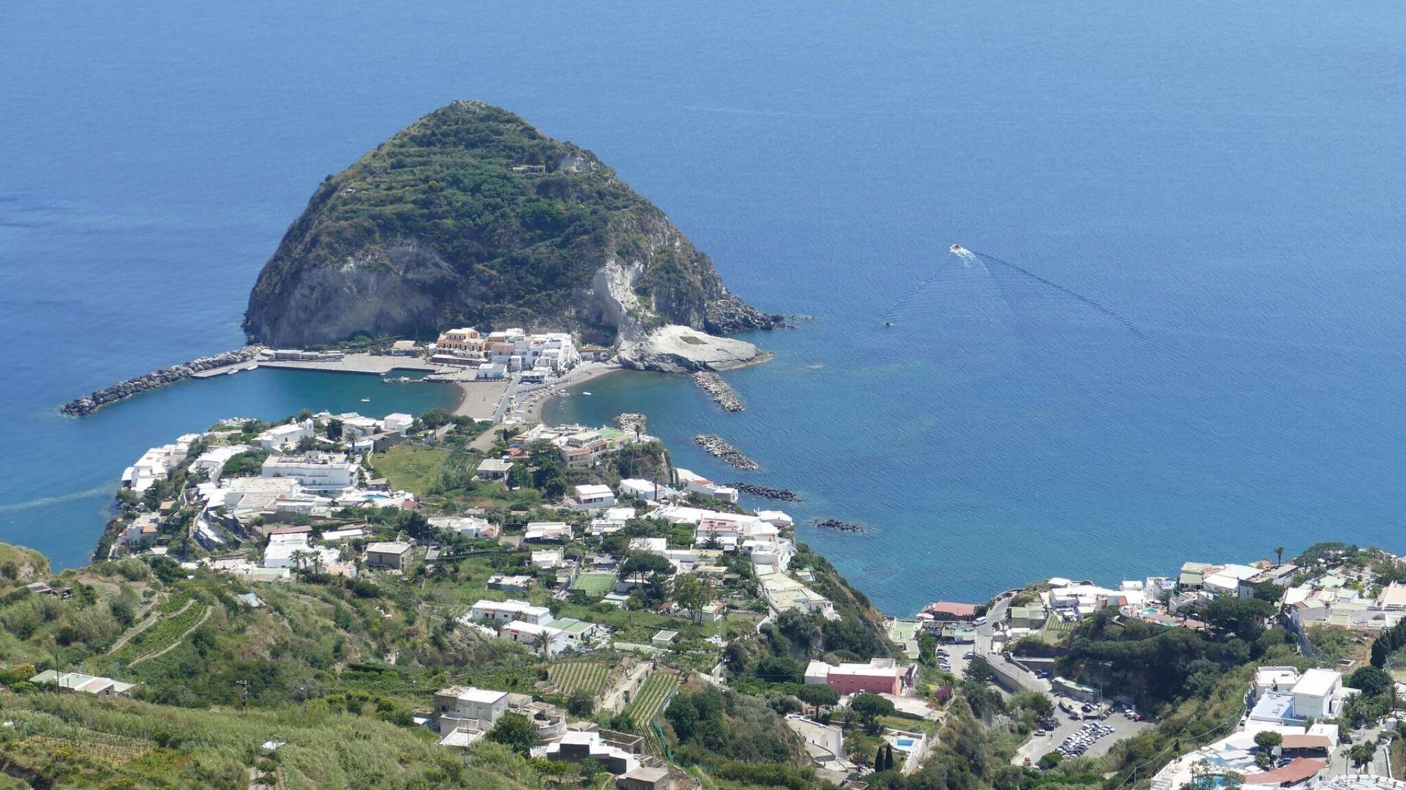 Ischia, donna di origine ucraina di 33 anni trovata morta ai piedi di un dirupo