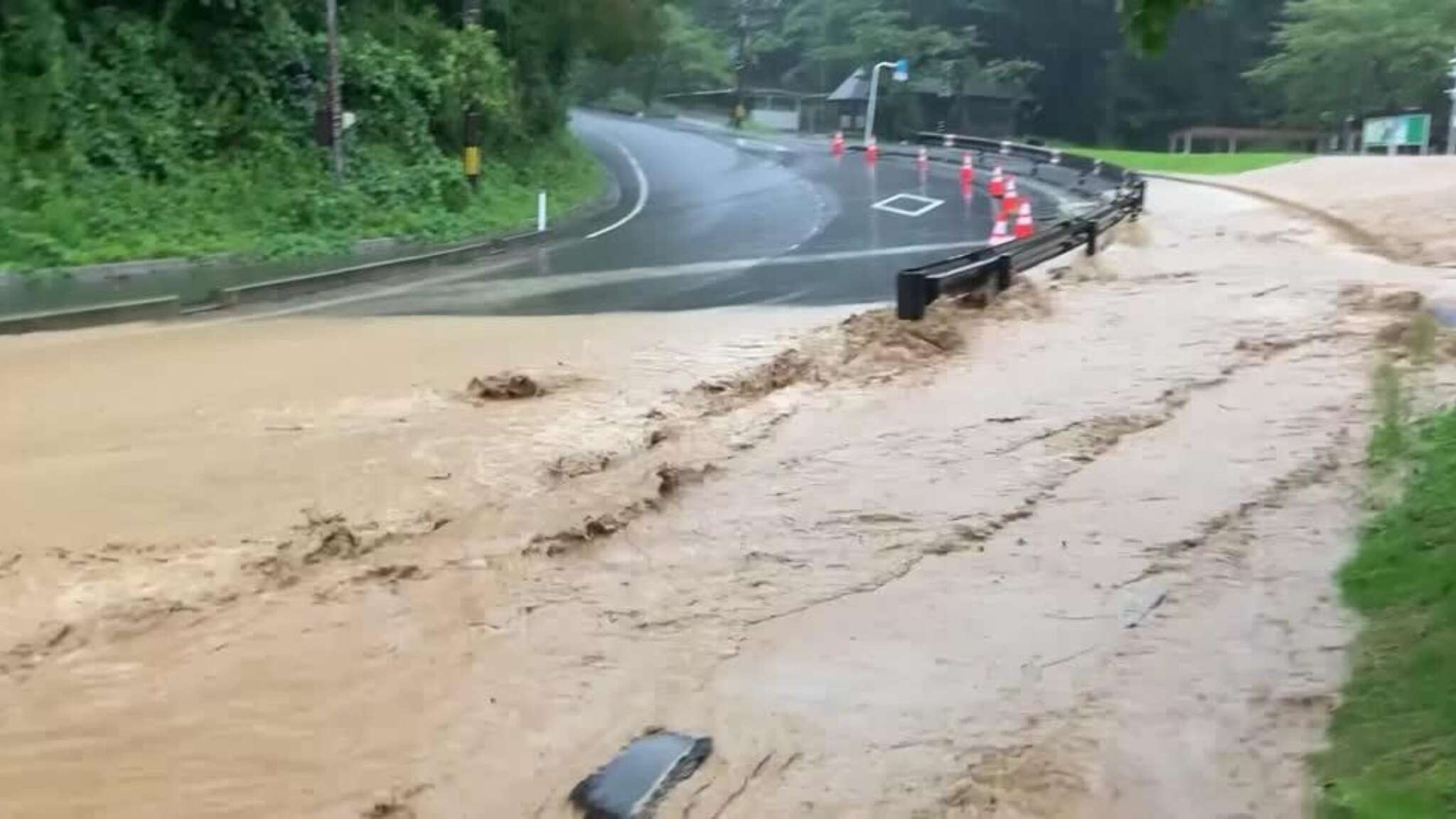 Piogge e inondazioni, almeno un morto e diversi dispersi. Allerta massima per prefettura di Ishikawa