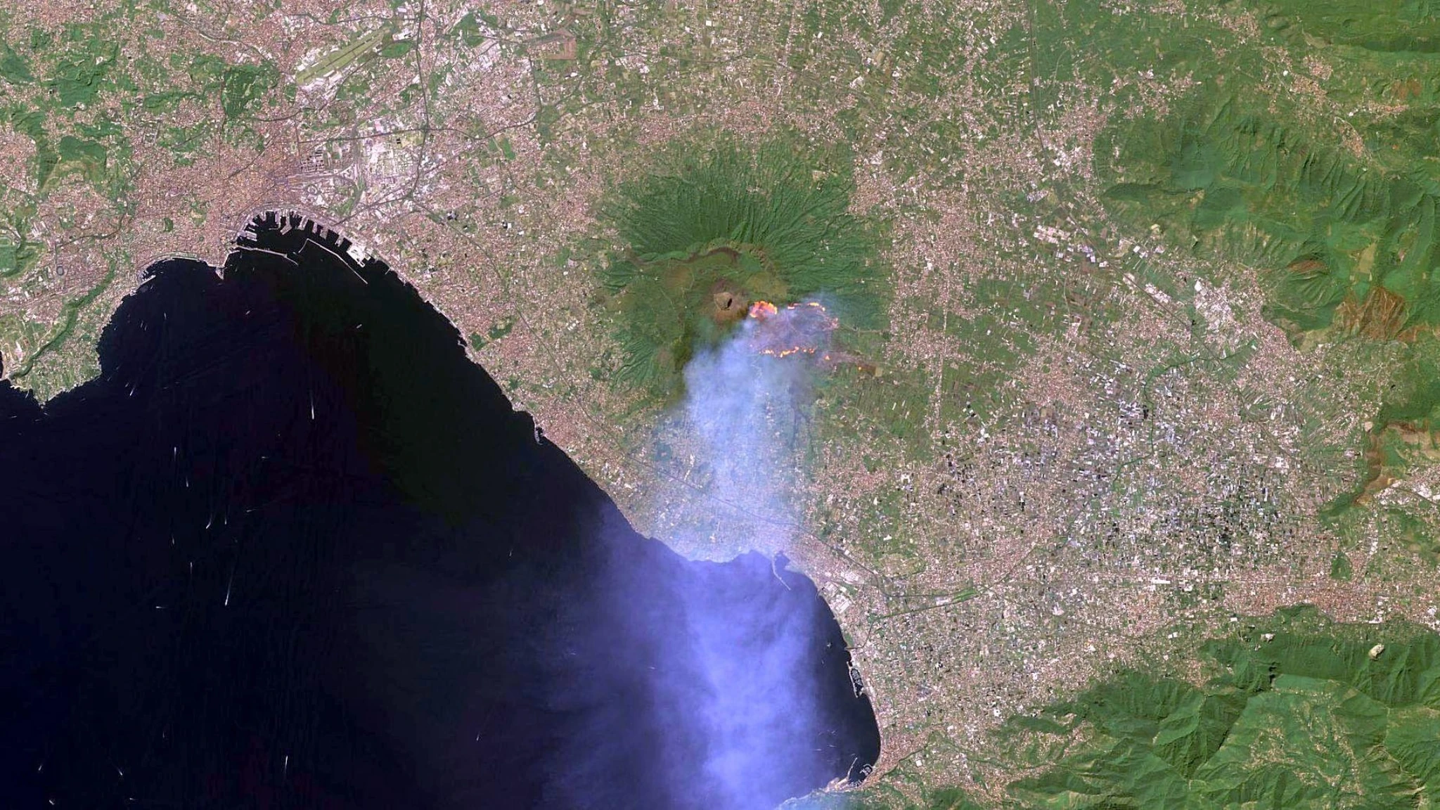 Fiamme sul Vesuvio, tre i fronti ancora attivi: i vigili del fuoco intensificano l’intervento