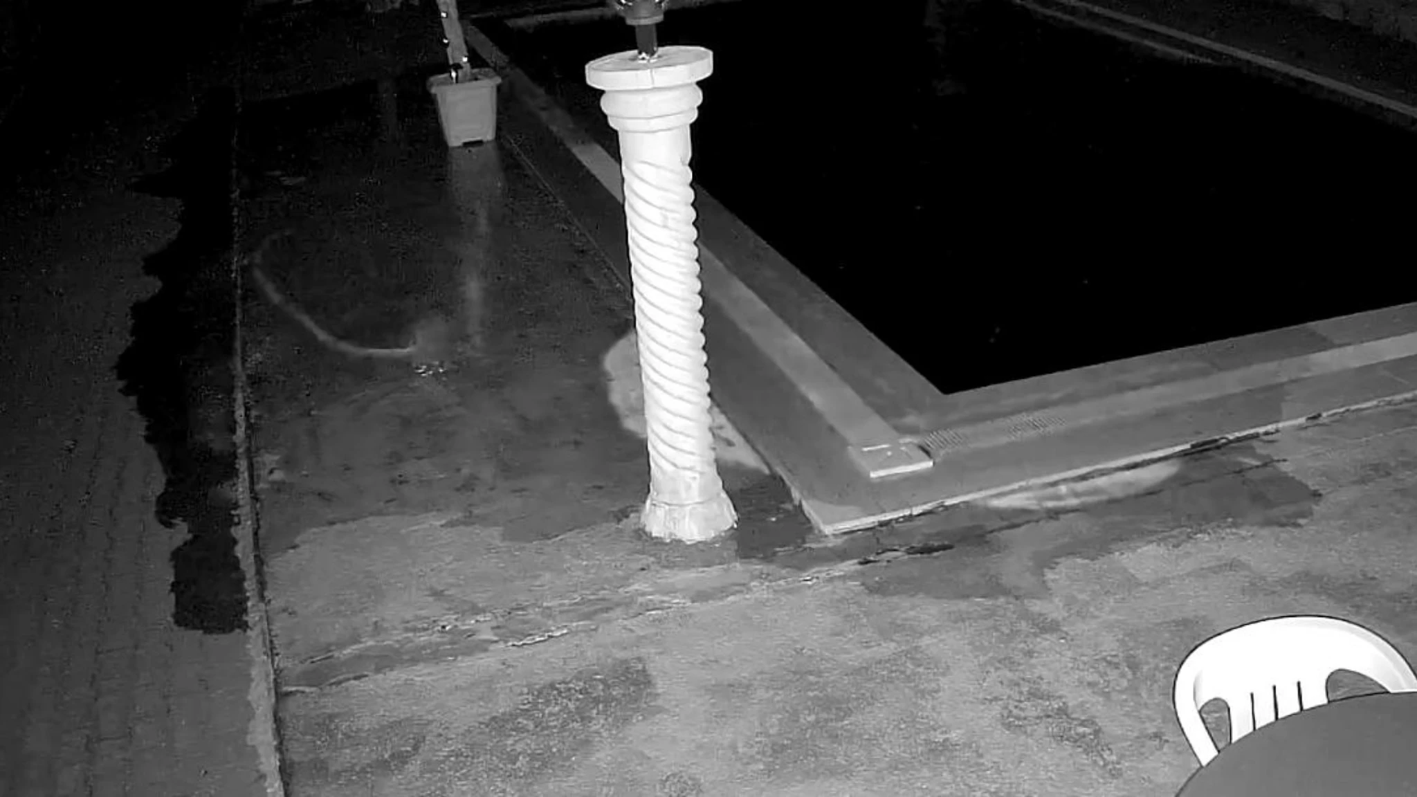 La forte scossa di terremoto in Turchia fa traboccare l'acqua dalla piscina