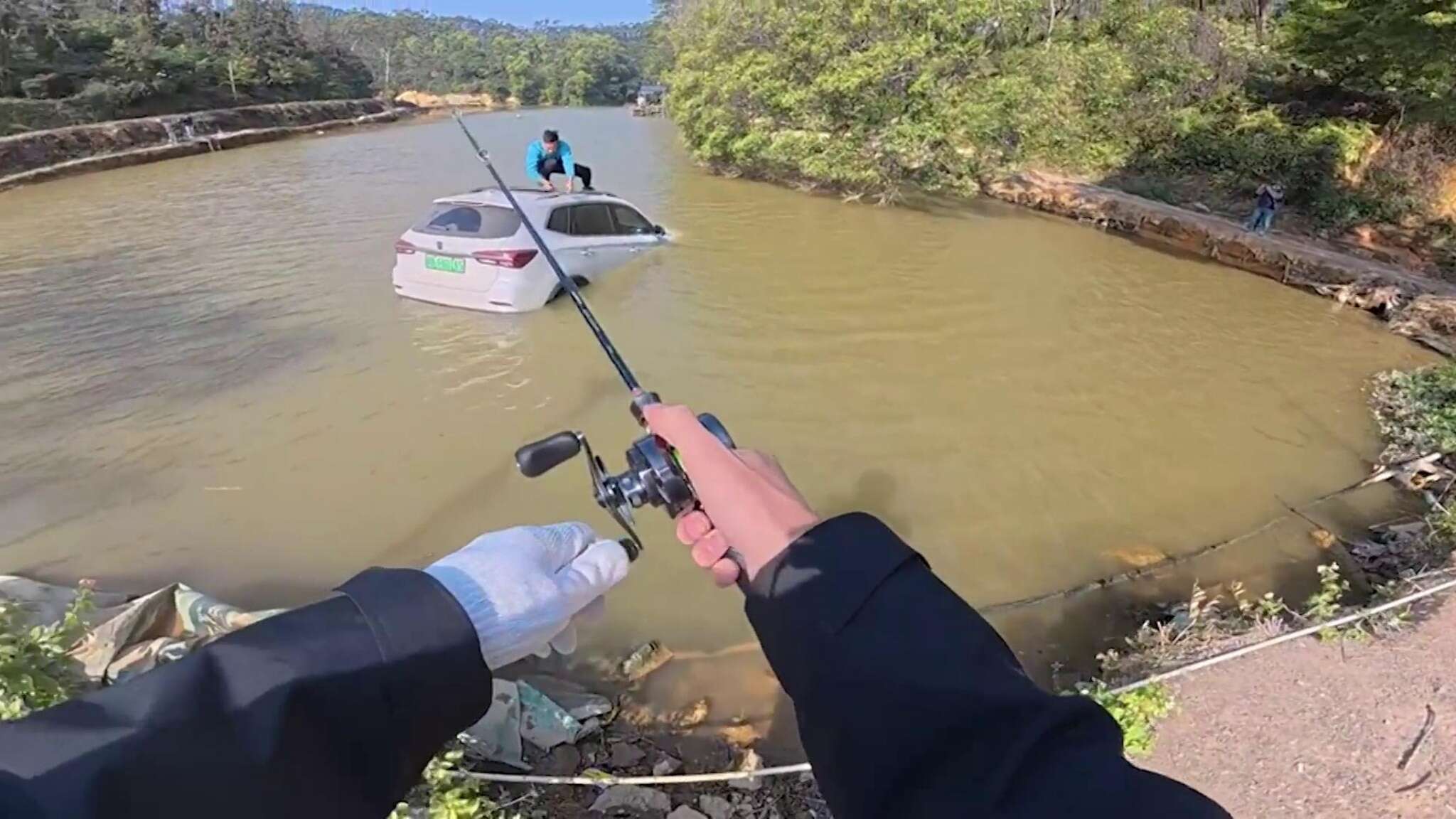 Cina, finisce in uno stagno con il SUV, un pescatore lo salva tirando a riva l’auto con la lenza