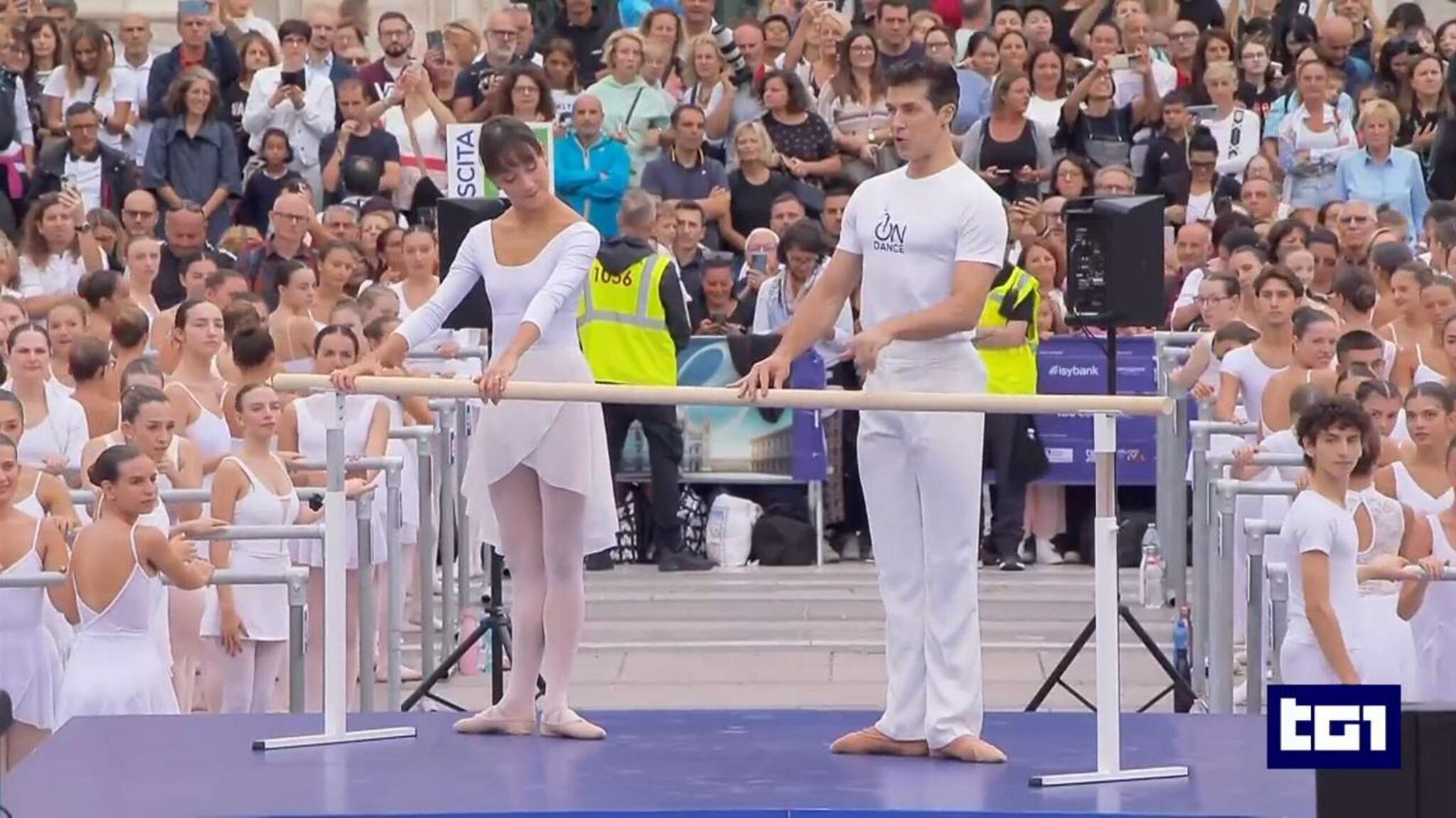 Piazza Duomo in bianco e sulle punte: la straordinaria lezione alla sbarra di Roberto Bolle