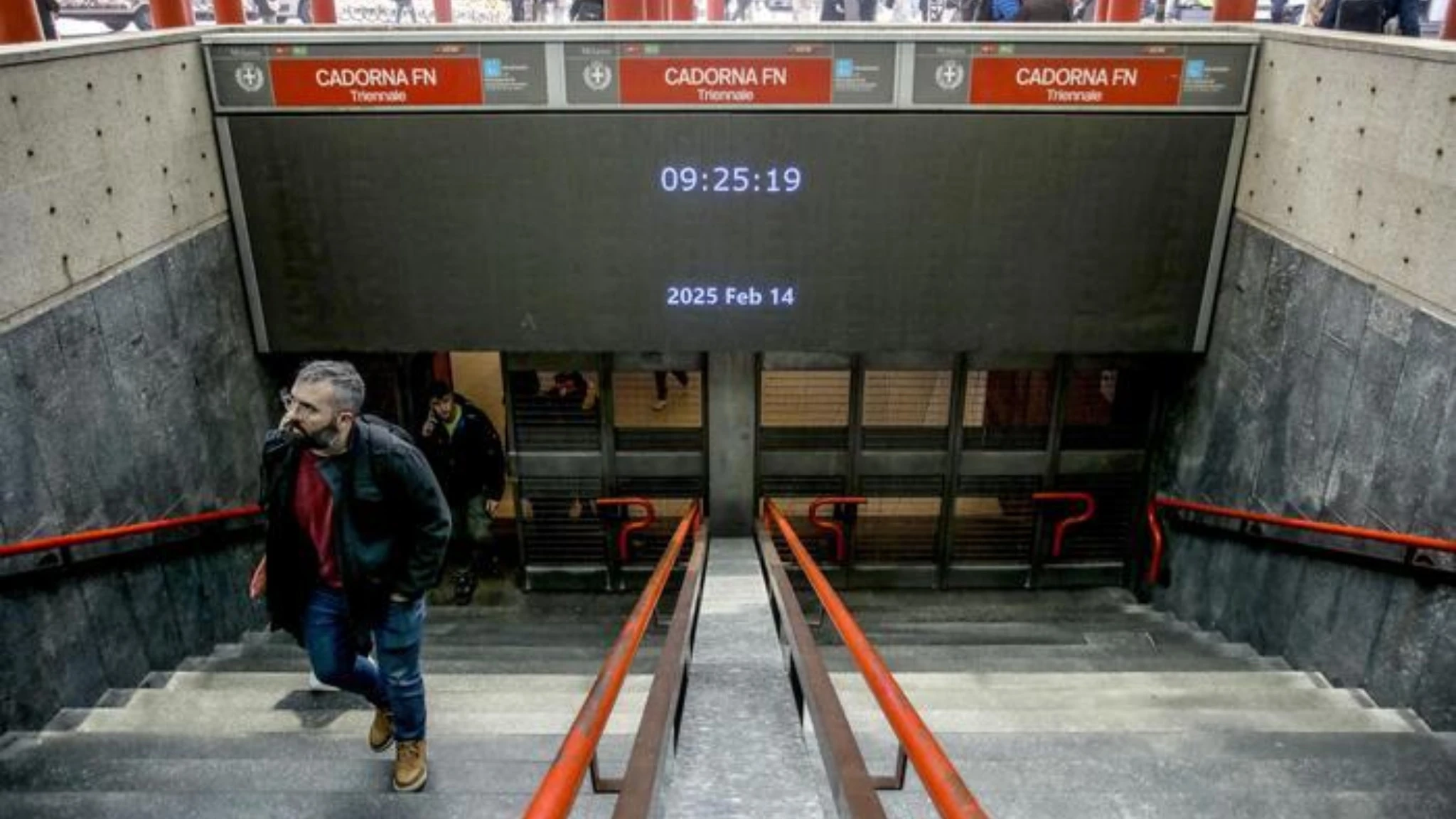 Molestate in metro da gruppo di ragazzi, vigilante interviene ed estrae la pistola: sospeso da Atm
