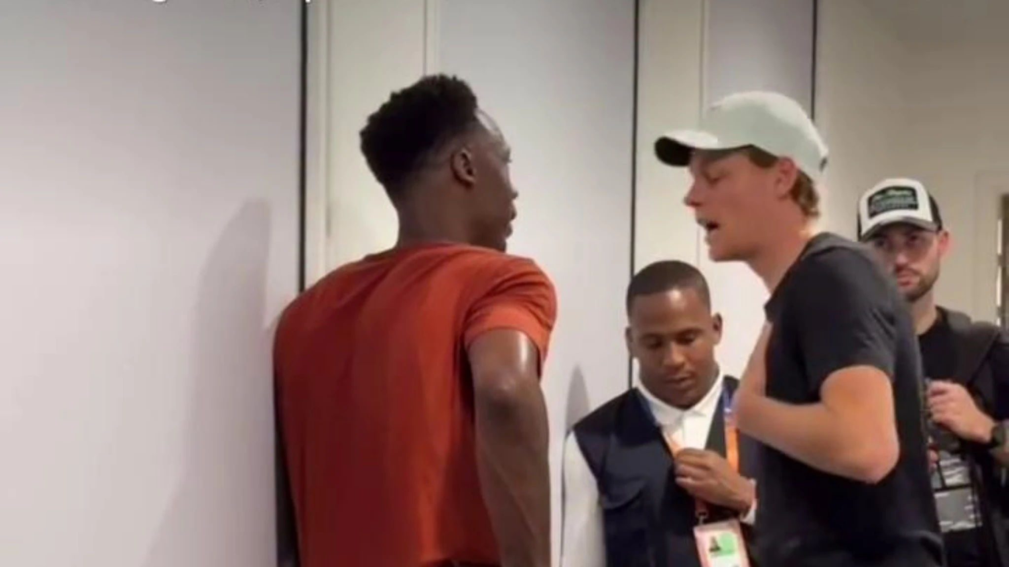 L'arrivo di Sinner al Roland Garros: risate e abbracci con Gael Monfils