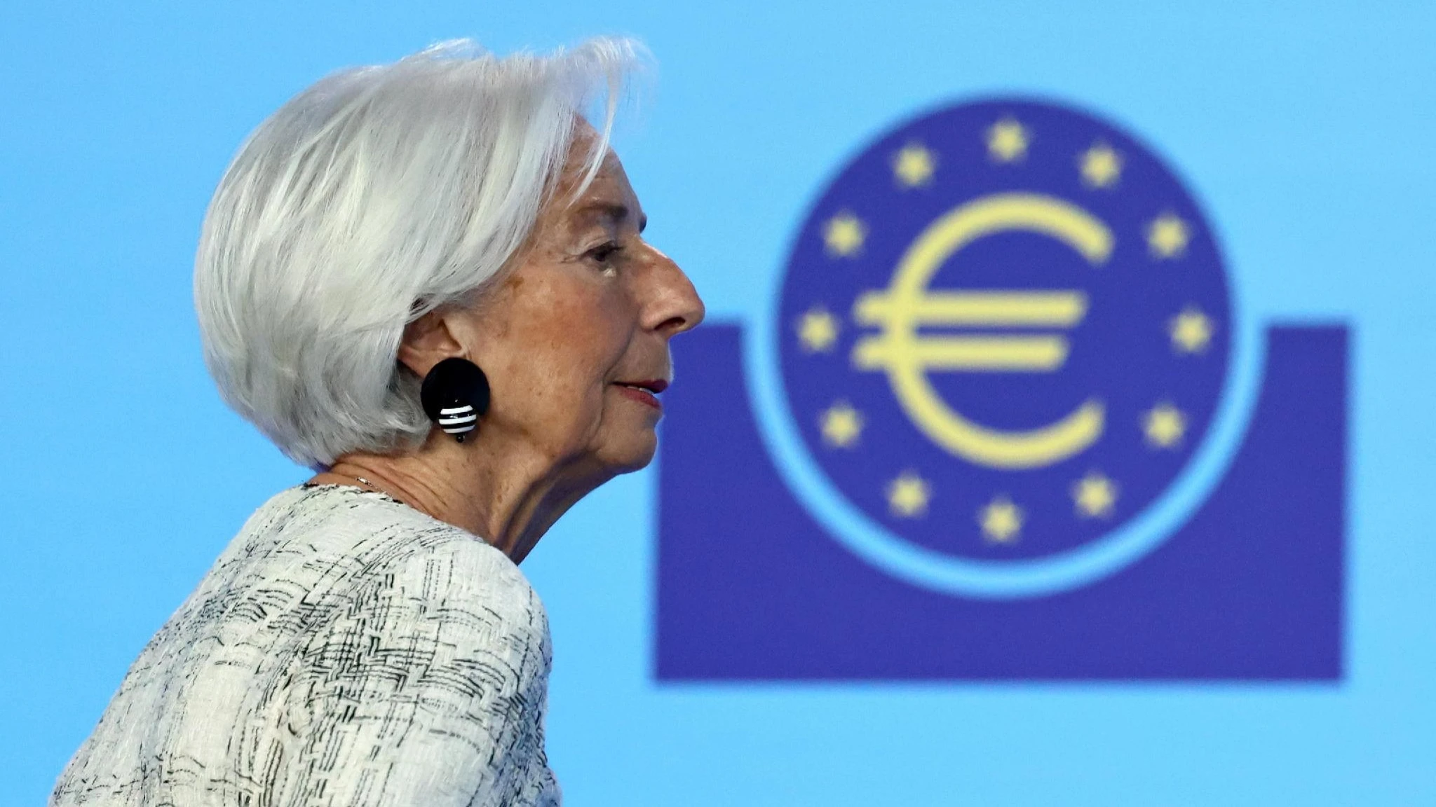 Lagarde frena sui tassi e avverte l'Europa: 