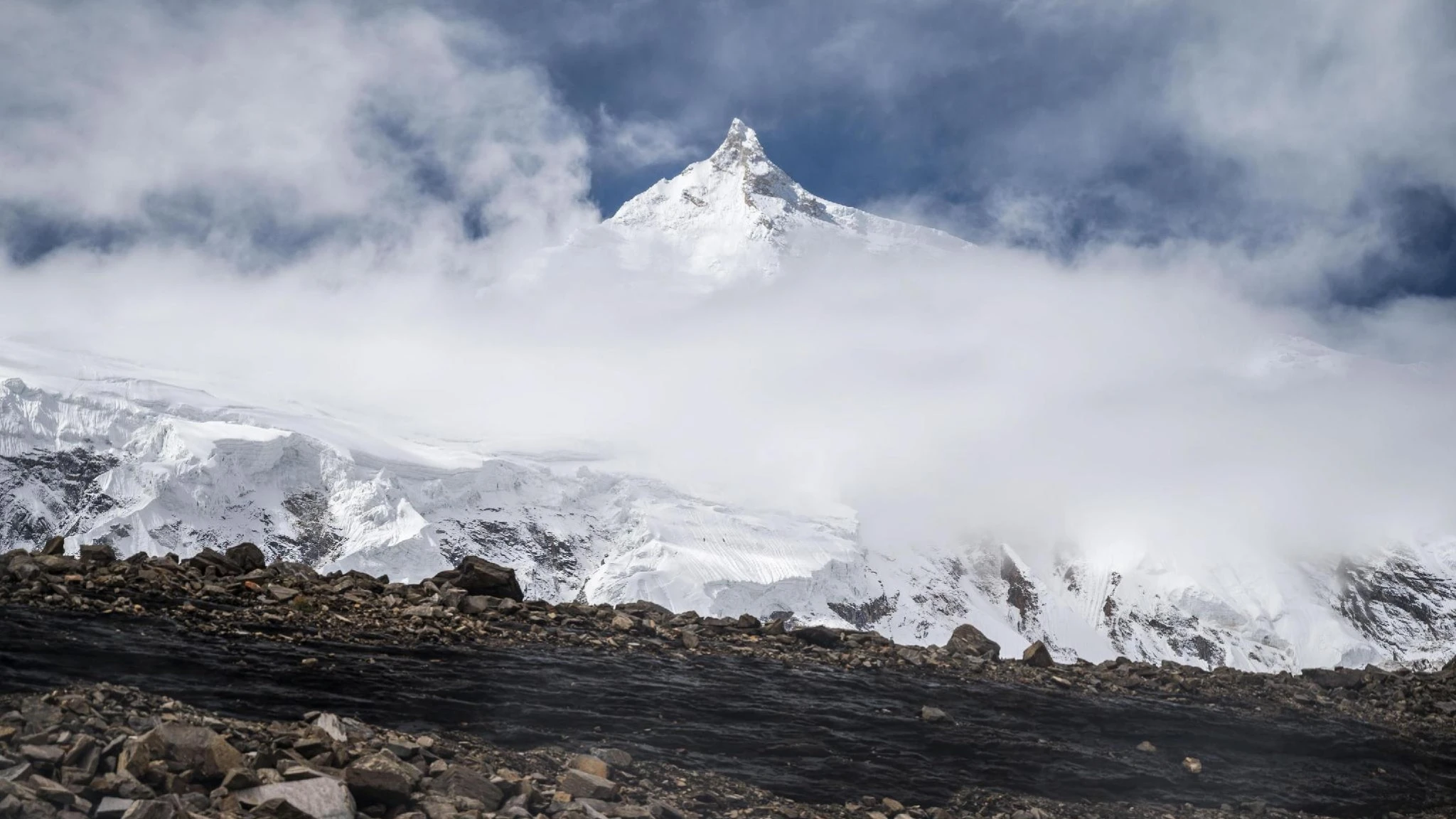 Aereo si incendia dopo l'atterraggio a Katmandu, tutti in salvo