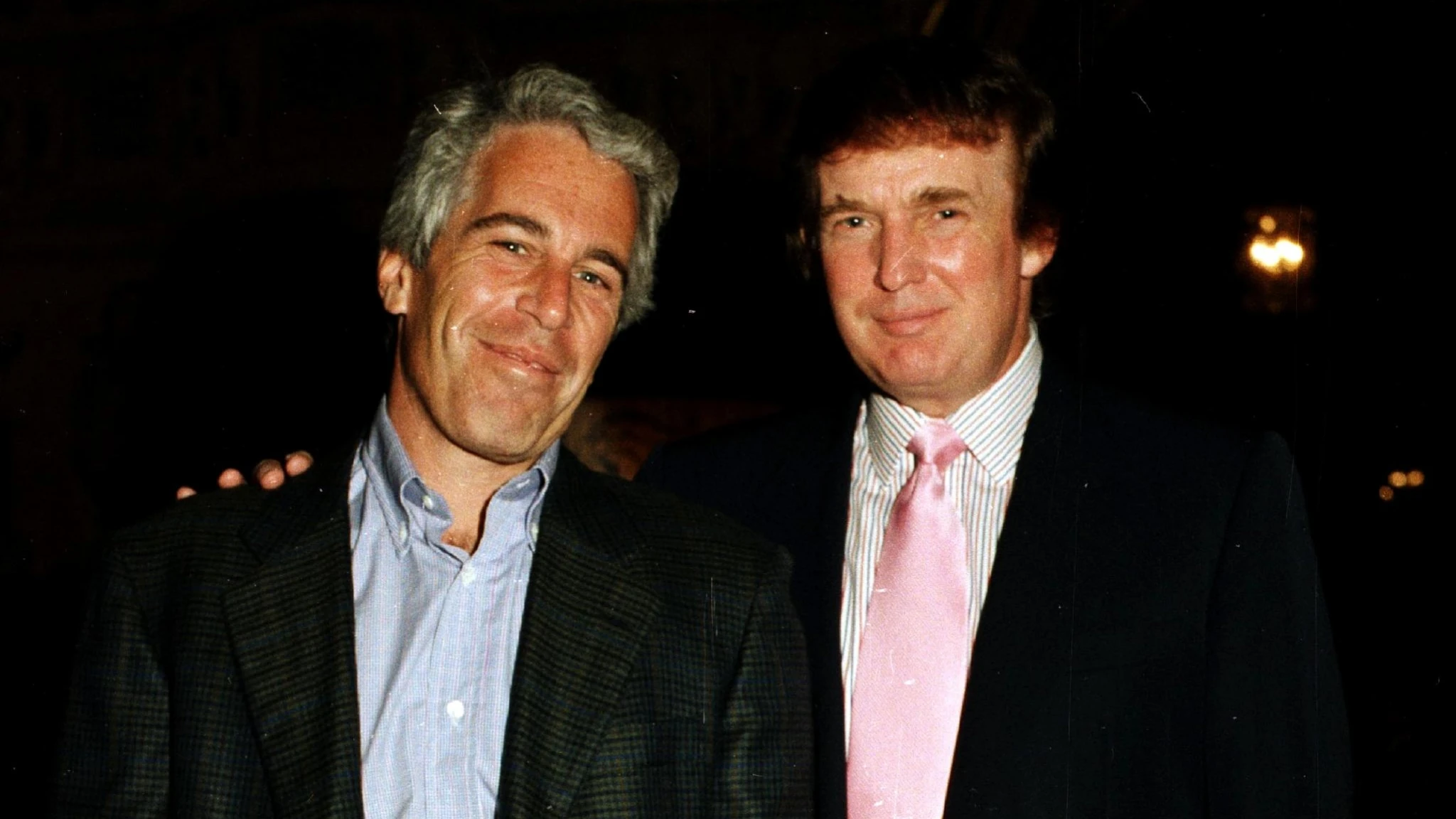 Caso Epstein, spunta la lettera oscena di Trump. Lui querela e chiede la desecretazione
