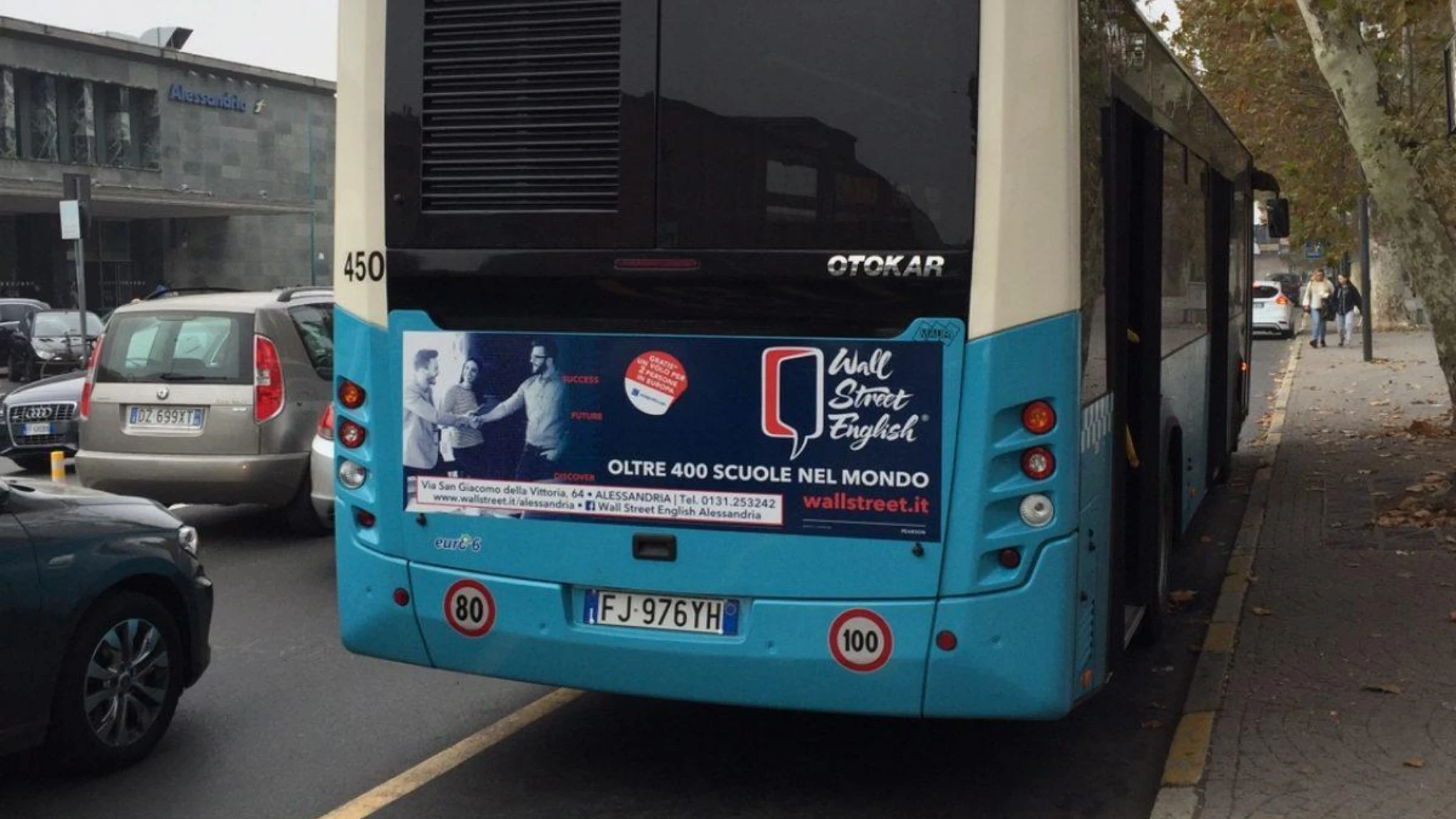 Alessandria, donna presa a cinghiate sul bus da due minorenni: 