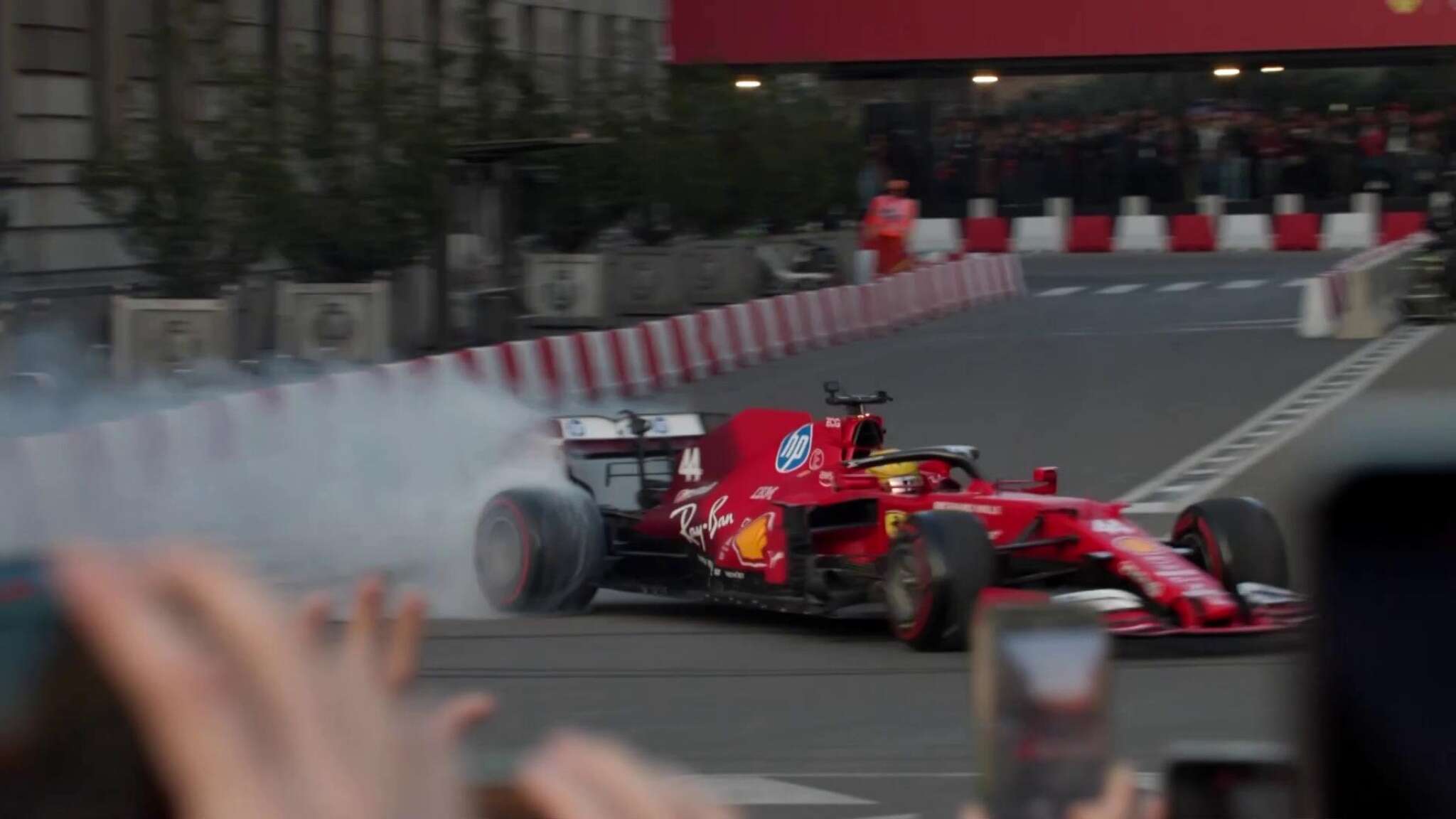 Hamilton e Leclerc, a Milano lo spettacolo Ferrari