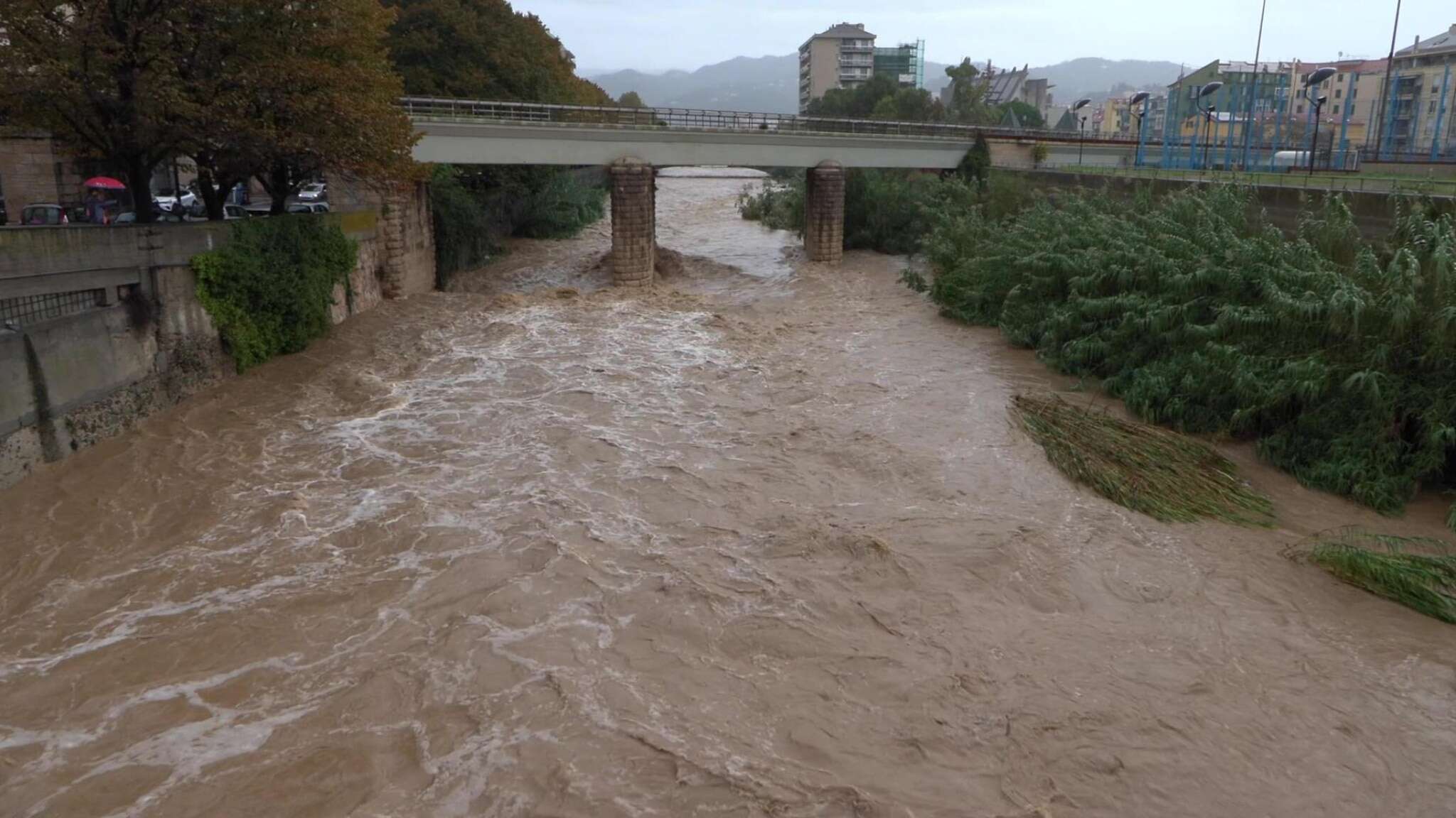 Frane allagamenti ed esondazione di fiumi in Liguria: scuole chiuse e allerta arancione