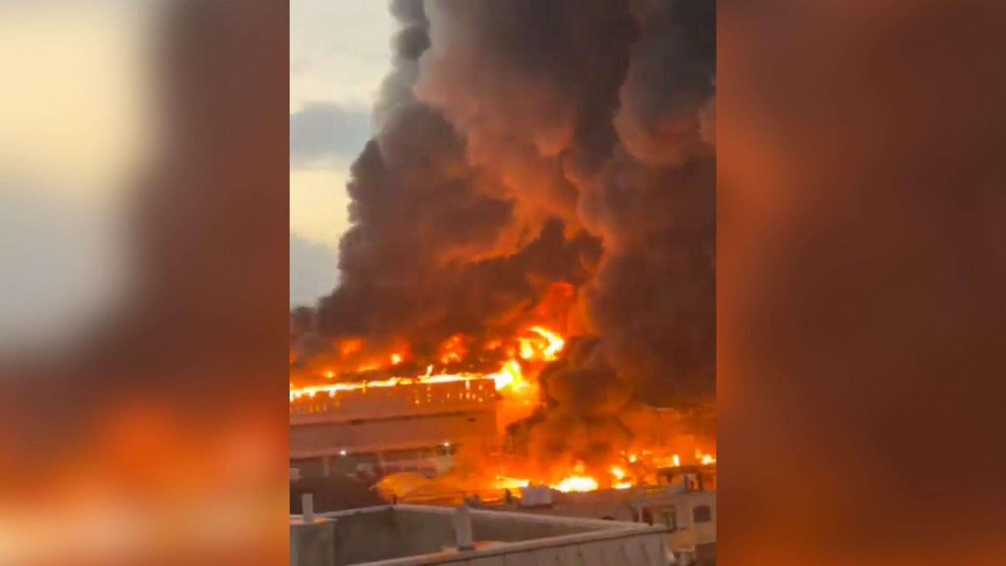 I video del vasto incendio che sta divampando in una fabbrica palestinese in Cisgiordania