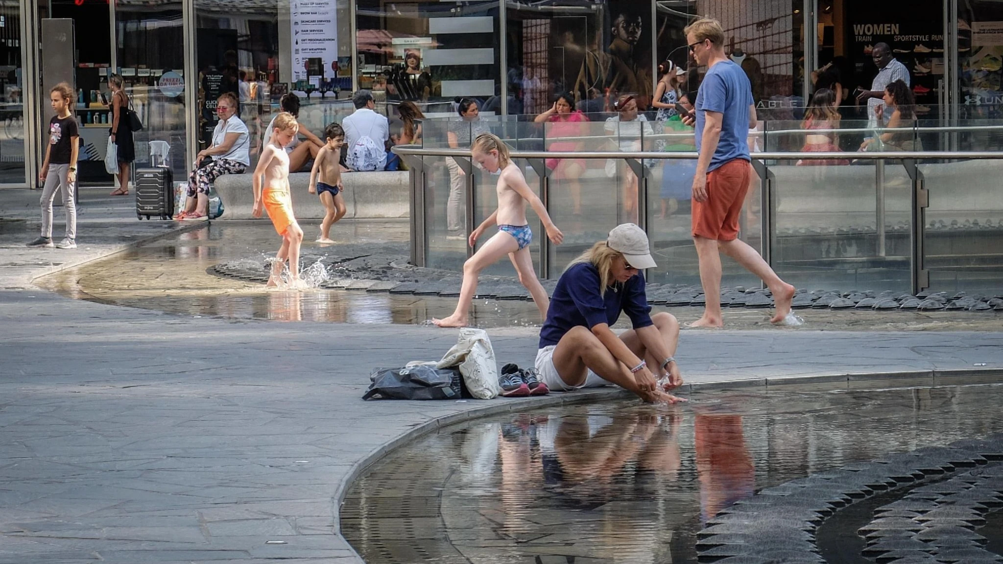 La morsa del caldo, oggi bollino giallo in 10 città. Rischio temporali al Nord
